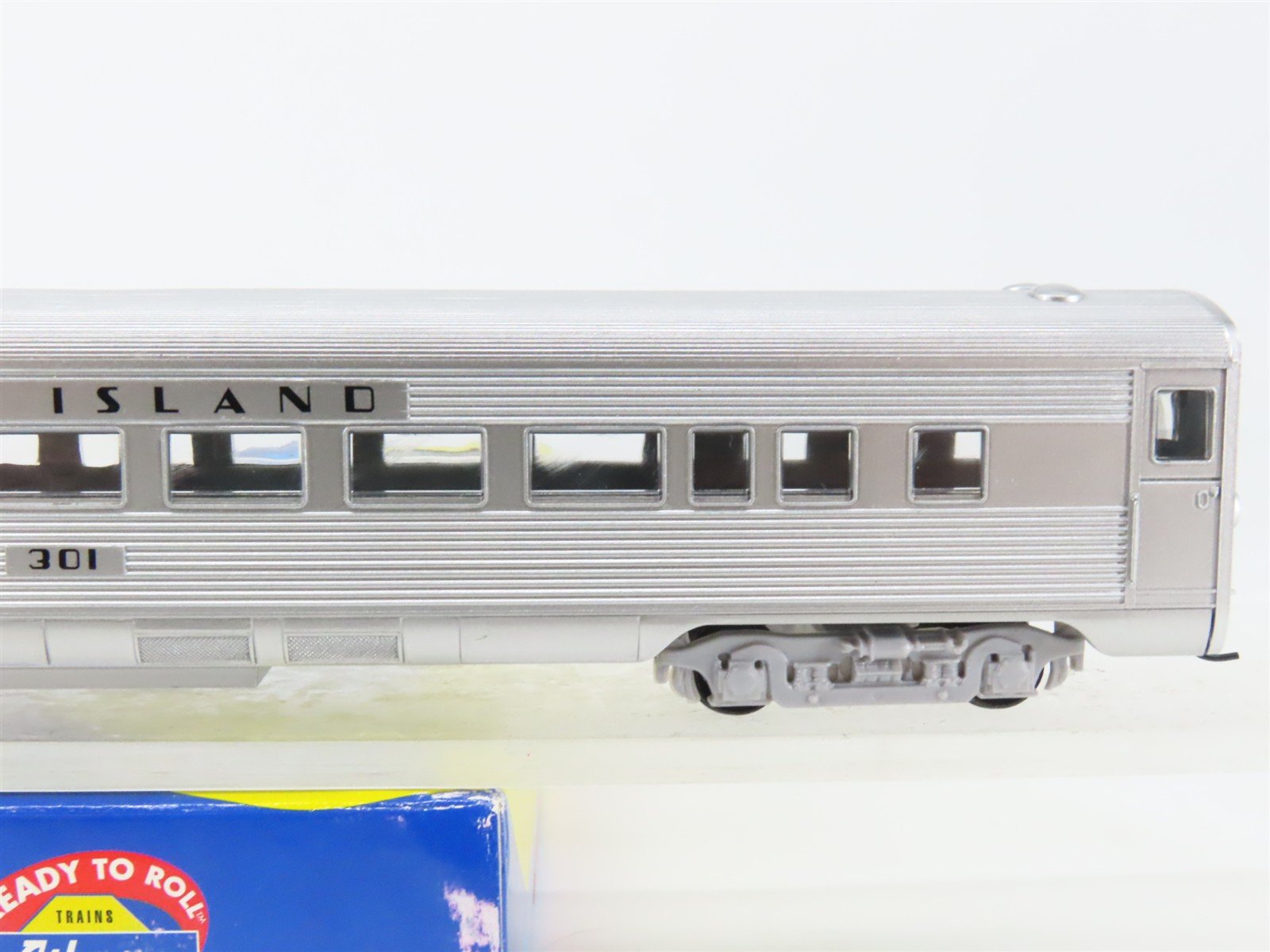HO Scale Athearn 7924 RI Rock Island Railroad Streamline Coach Passenger #301