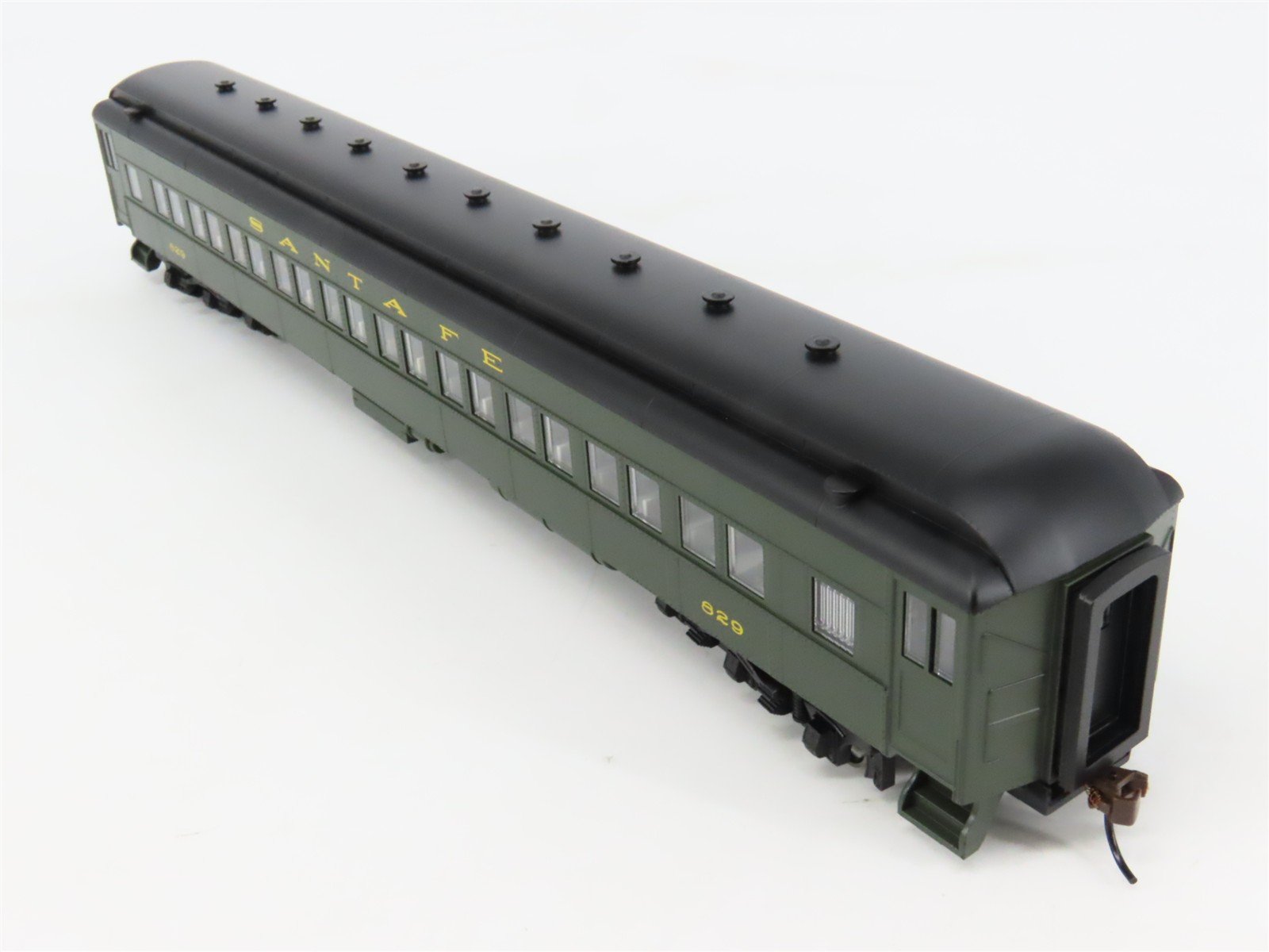 HO Scale Bachmann Silver Series 13703 ATSF Santa Fe 72' Coach Passenger Car #829