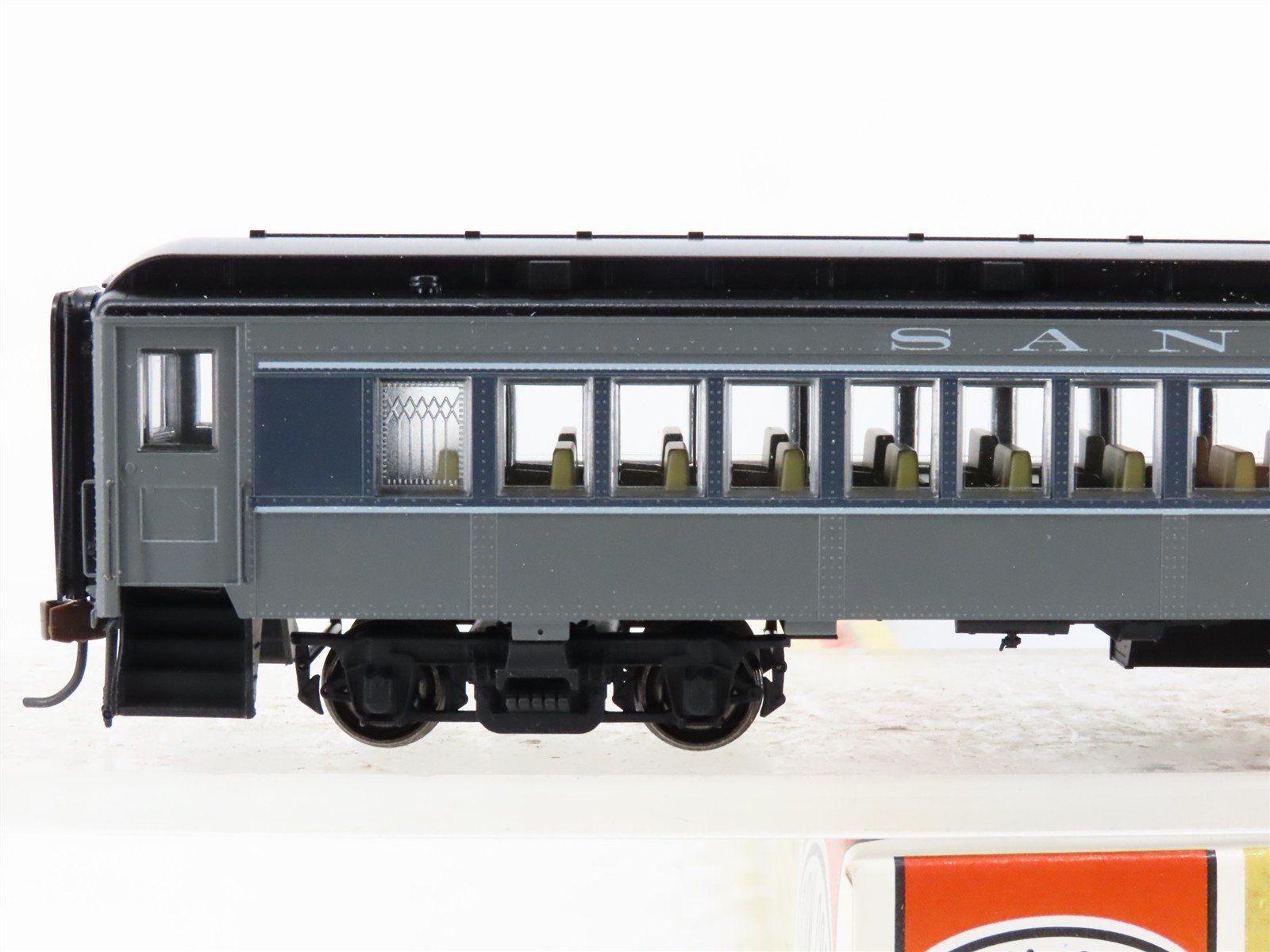 HO Scale Con-Cor 0001-094226(1) ATSF Santa Fe Railroad Coach Passenger Car #3033