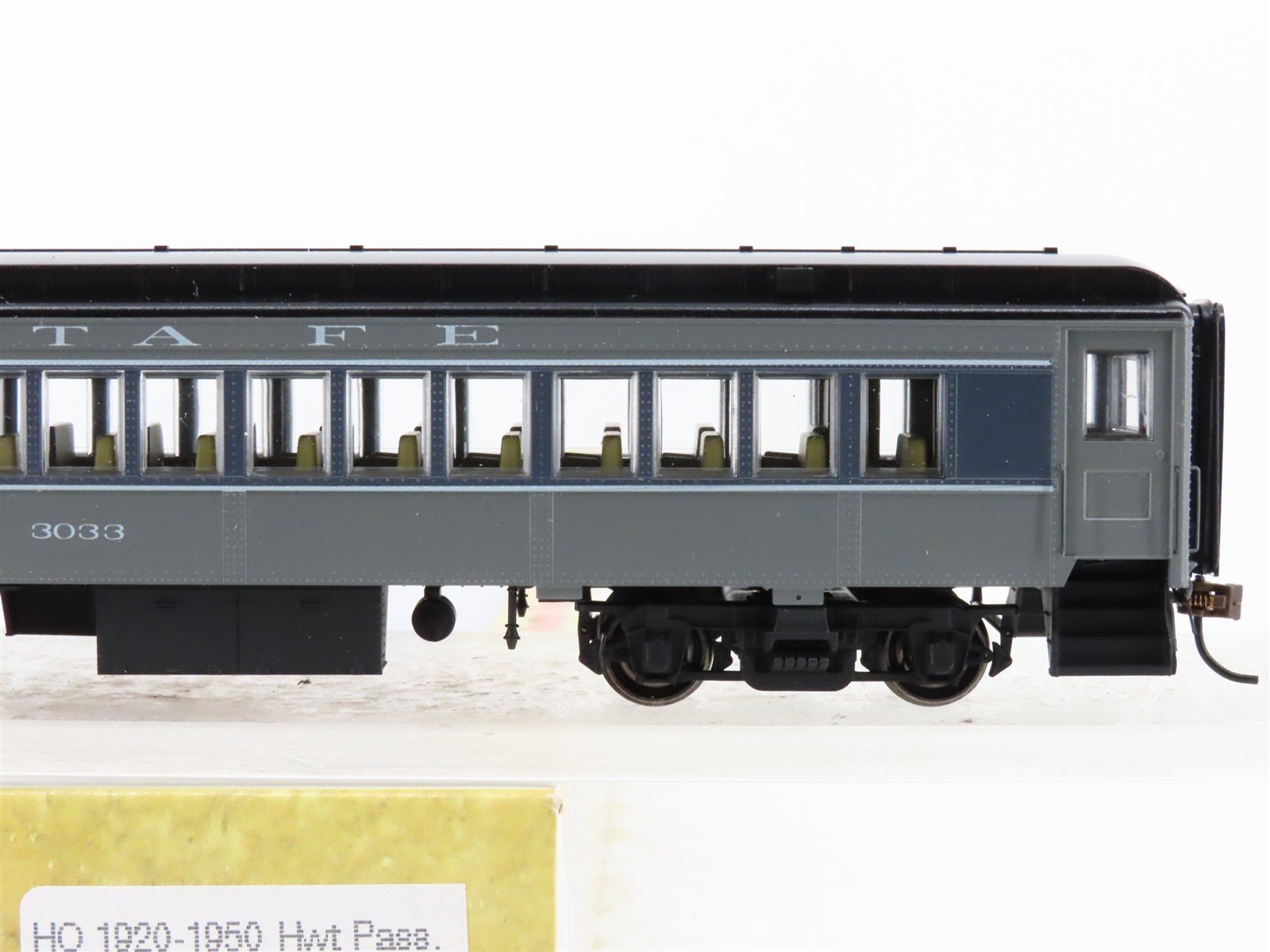 HO Scale Con-Cor 0001-094226(1) ATSF Santa Fe Railroad Coach Passenger Car #3033