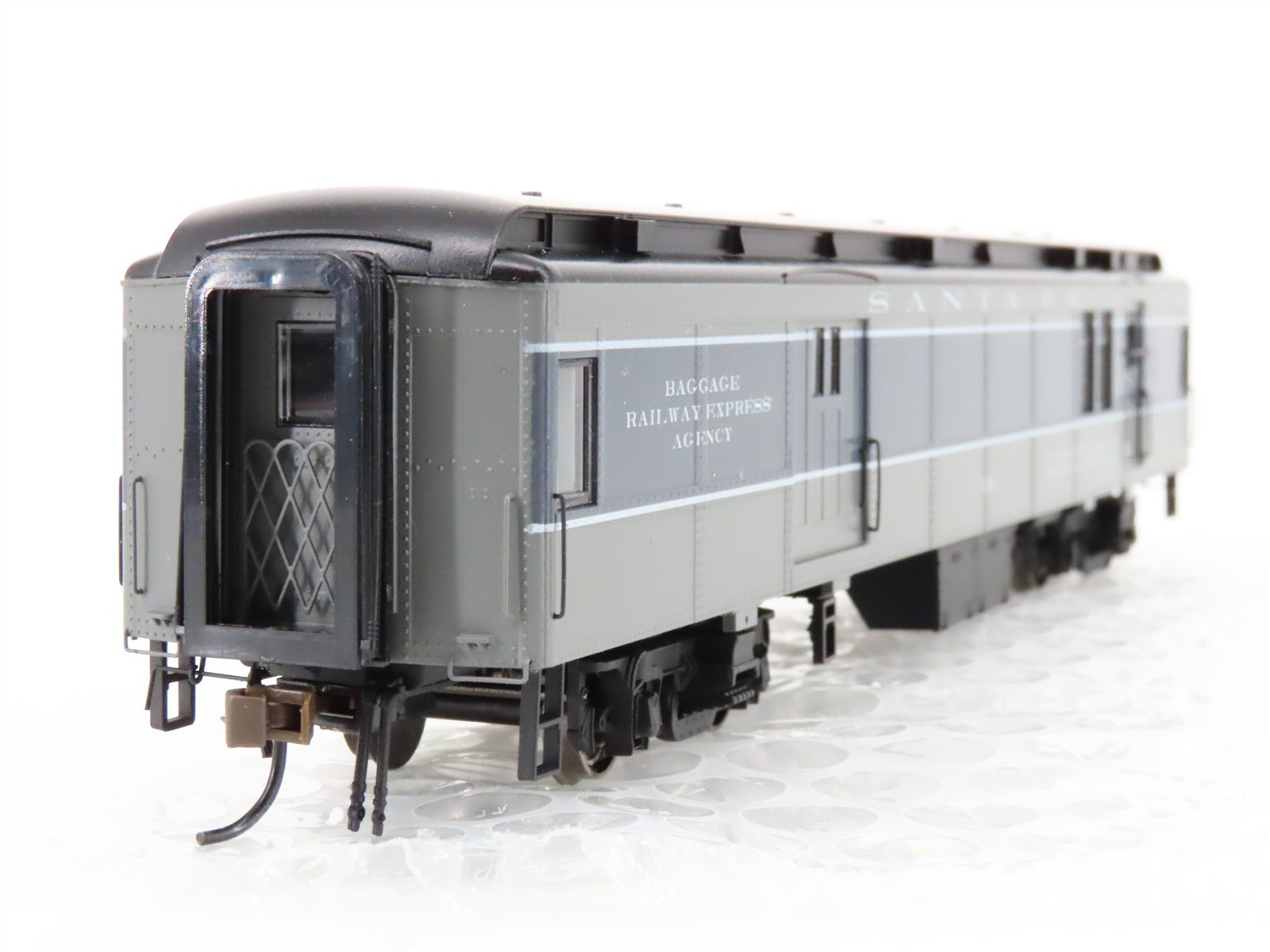 HO Scale Con-Cor 0001-094326(2) ATSF Santa Fe Baggage Passenger Car #111