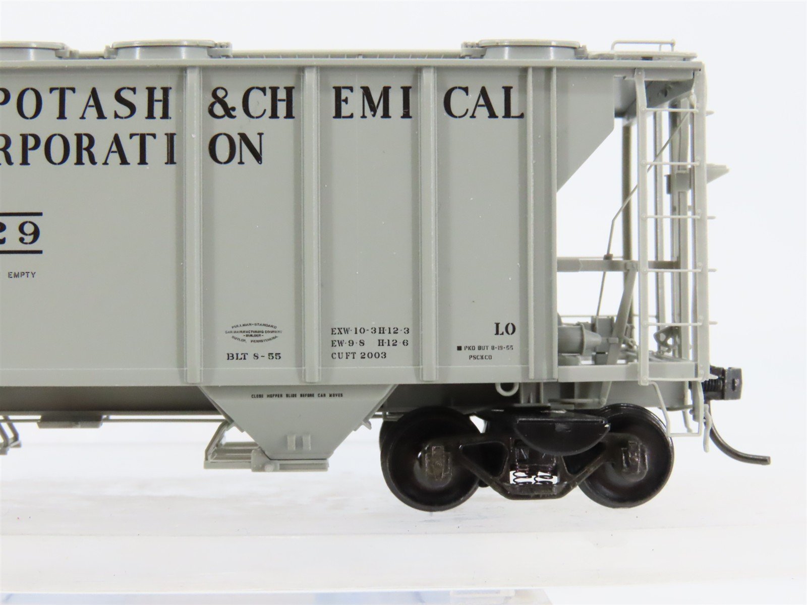 HO Scale Kadee 8323 NAHX American Potash & Chemical 2-Bay Covered Hopper RTR