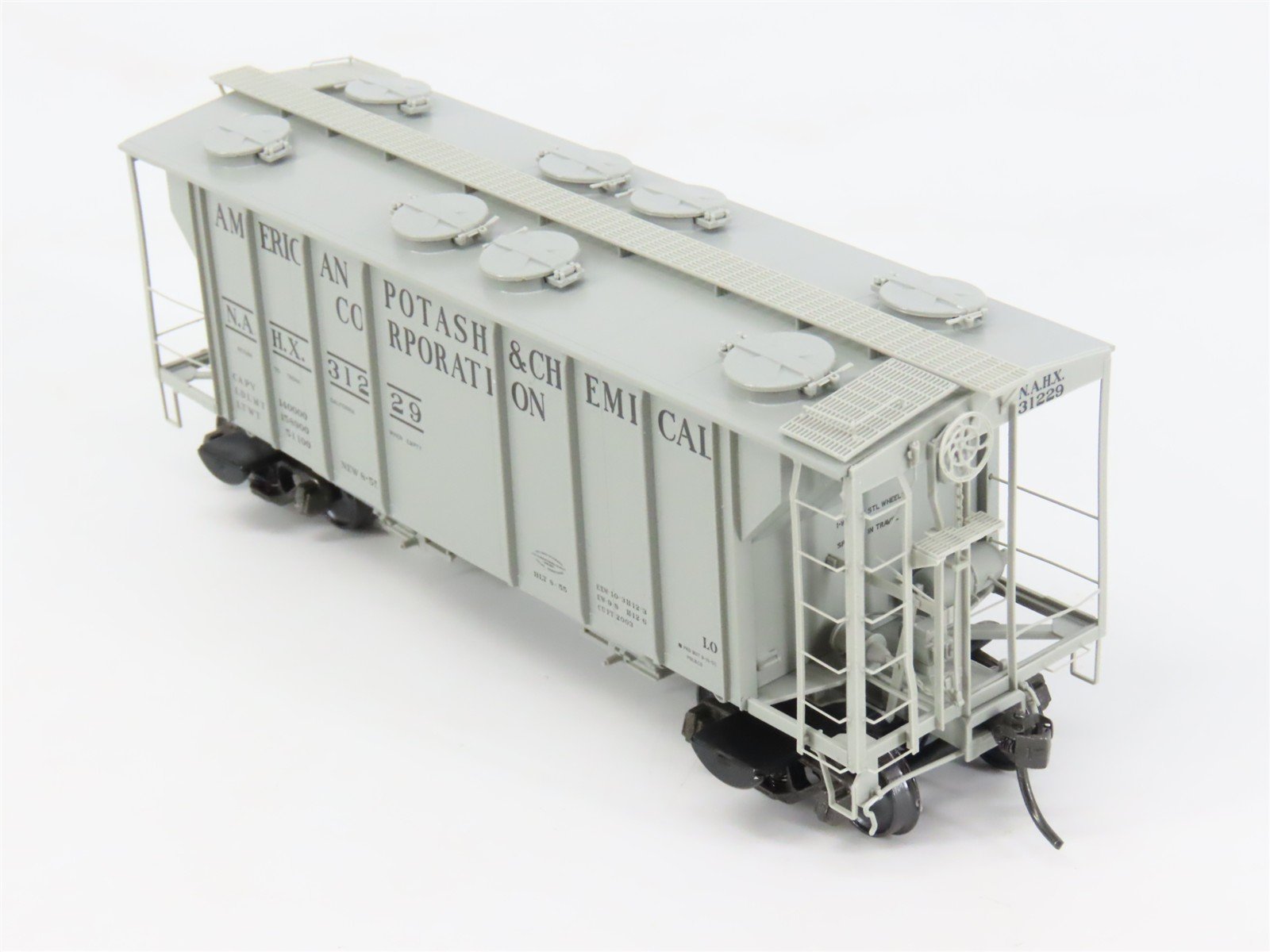 HO Scale Kadee 8323 NAHX American Potash & Chemical 2-Bay Covered Hopper RTR