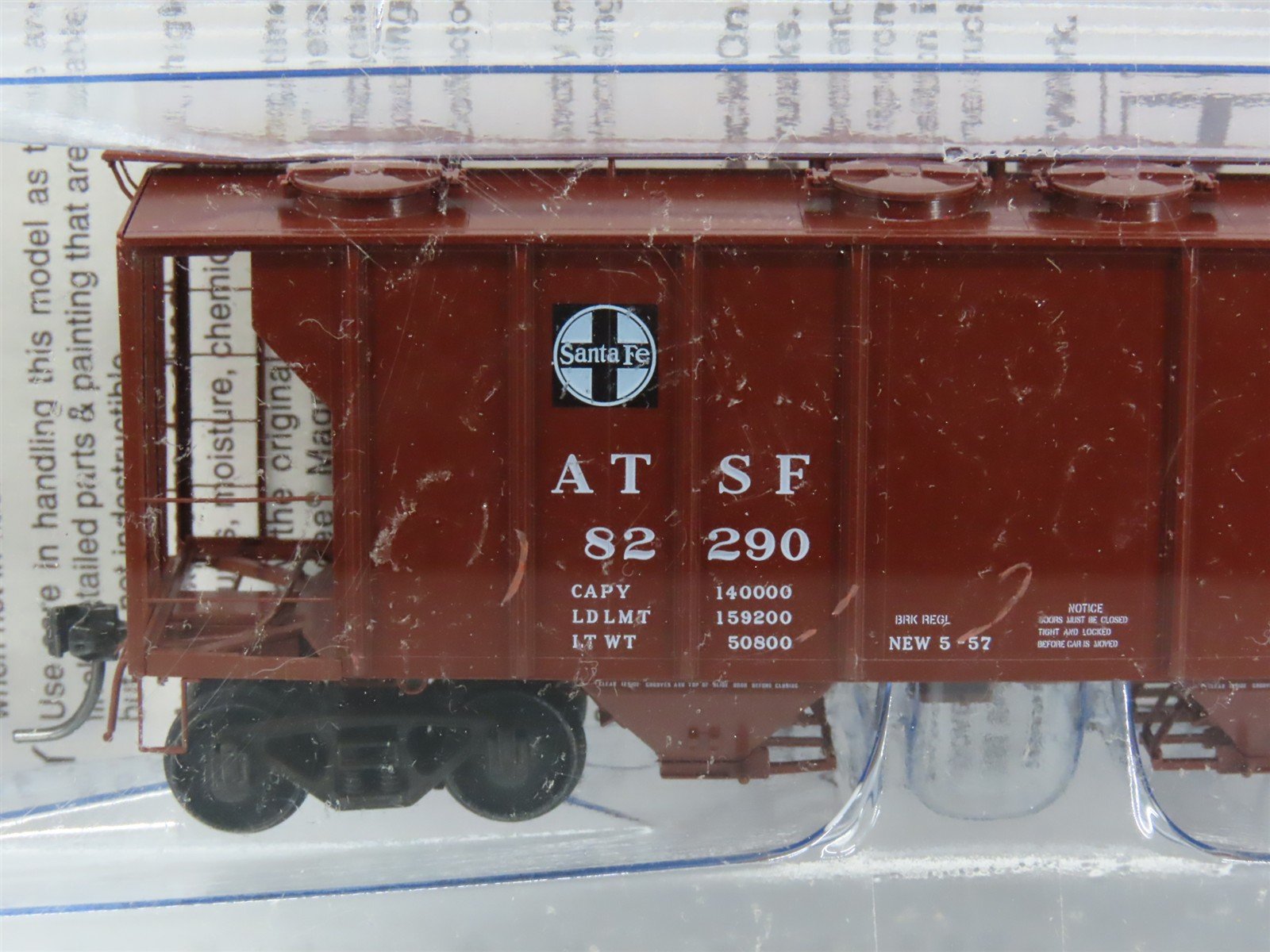 HO Scale Kadee 8219 ATSF Atchison, Topeka & Santa Fe 2-Bay Covered Hopper RTR