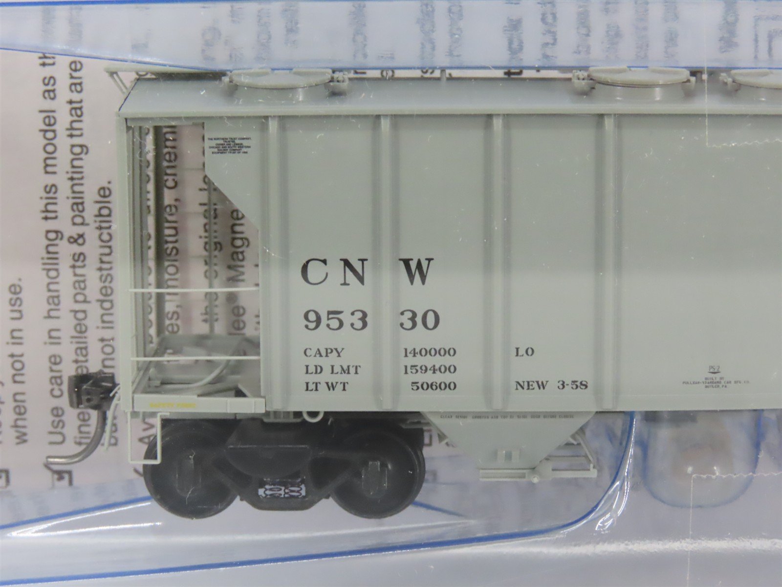 HO Scale Kadee 8215 CNW Chicago & North Western 2-Bay Covered Hopper 95330 RTR