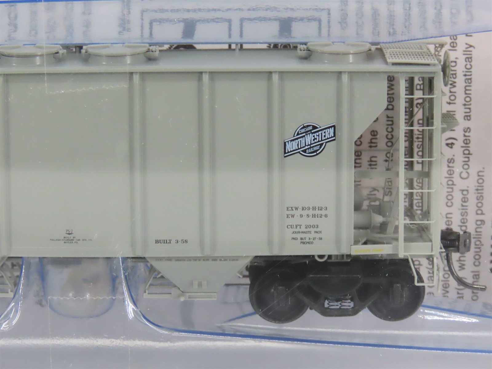 HO Scale Kadee 8215 CNW Chicago & North Western 2-Bay Covered Hopper 95330 RTR