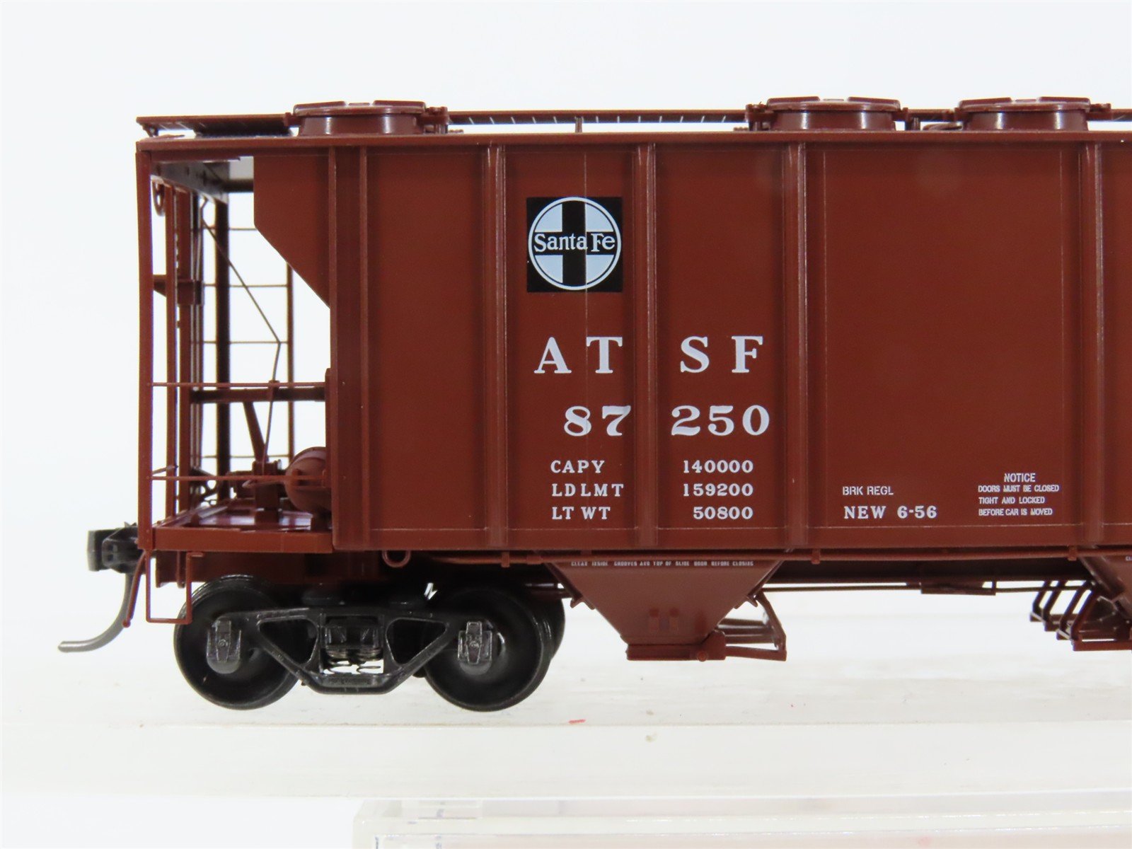 HO Scale Kadee 8613 ATSF Santa Fe 2-Bay Covered Hopper 87250 RTR
