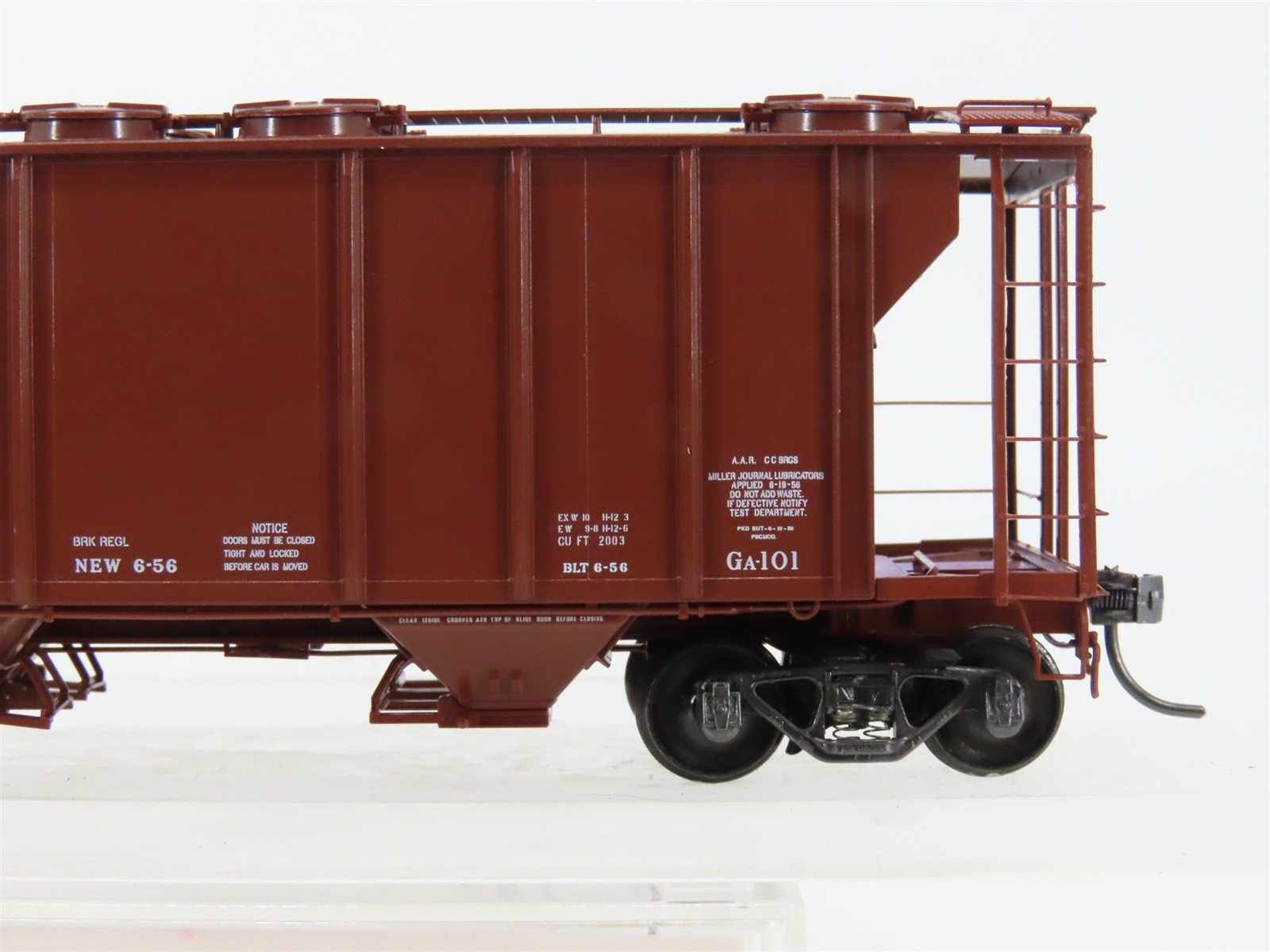 HO Scale Kadee 8613 ATSF Santa Fe 2-Bay Covered Hopper 87250 RTR