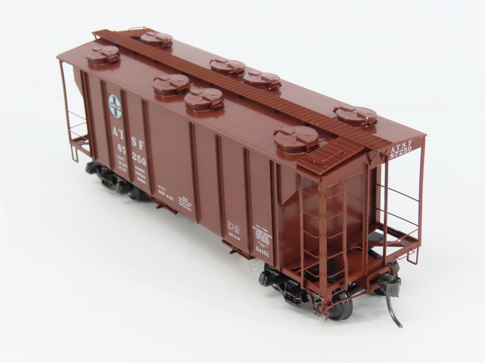 HO Scale Kadee 8613 ATSF Santa Fe 2-Bay Covered Hopper 87250 RTR