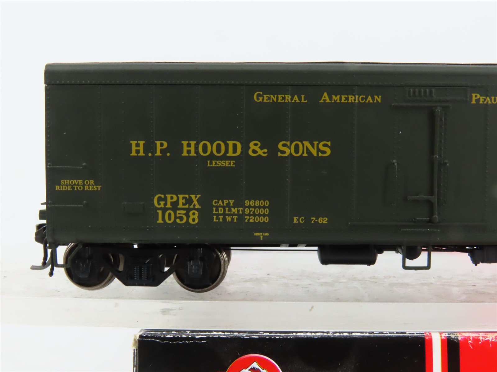 HO Scale InterMountain 48201-08 H. P. Hood & Sons Pfaudler Milk Tank Car RTR