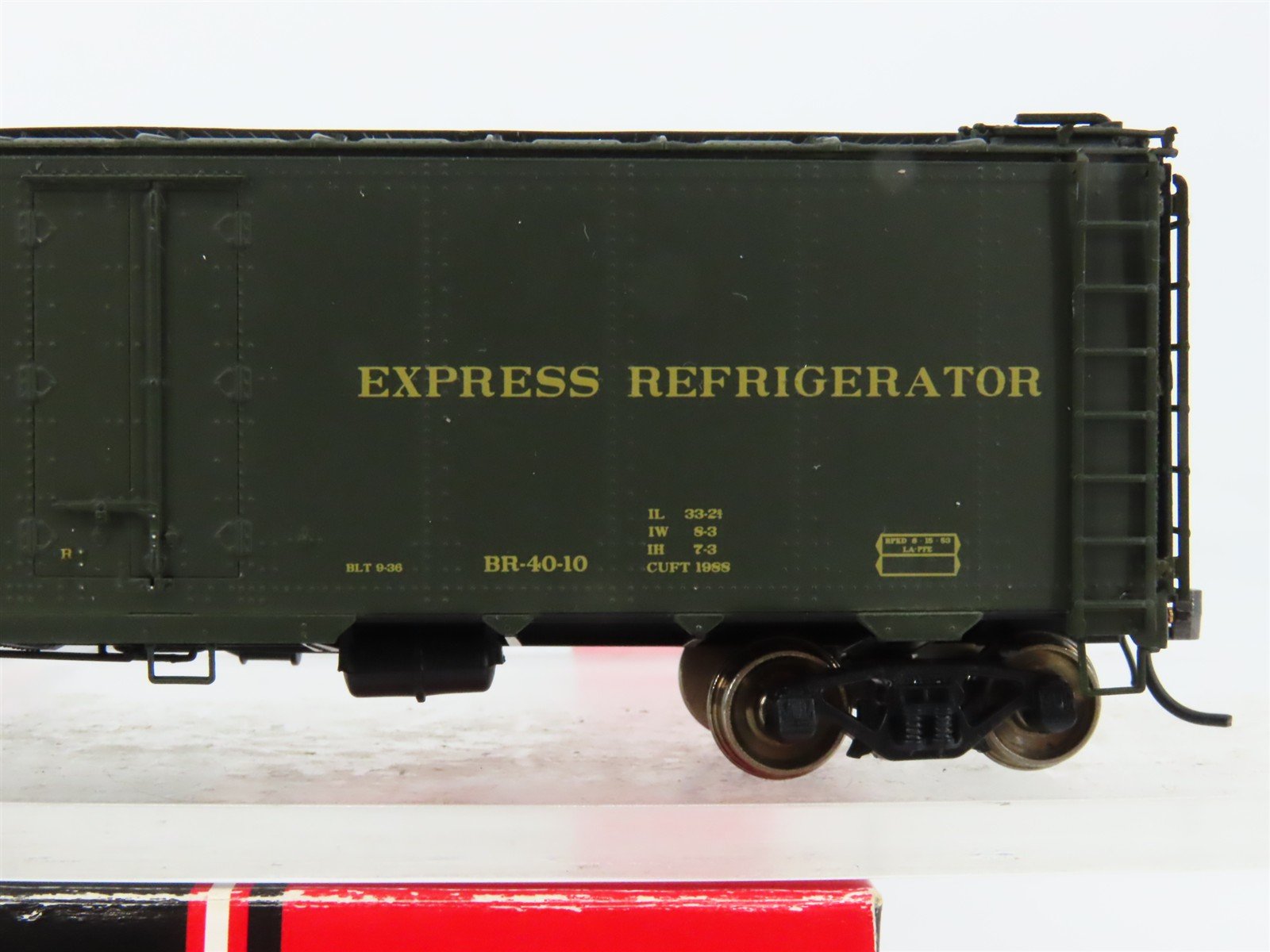 HO Scale InterMountain 46712P-02 PFE Pacific Fruit Express Reefer 907 RTR