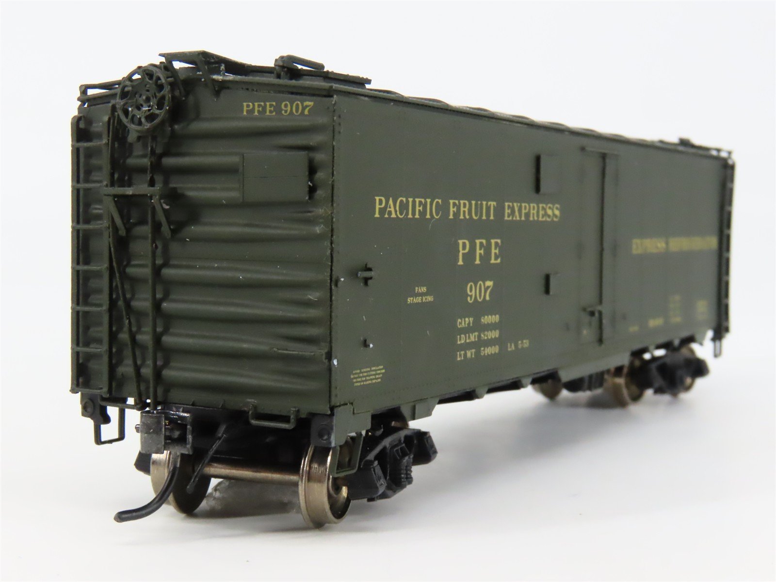 HO Scale InterMountain 46712P-02 PFE Pacific Fruit Express Reefer 907 RTR