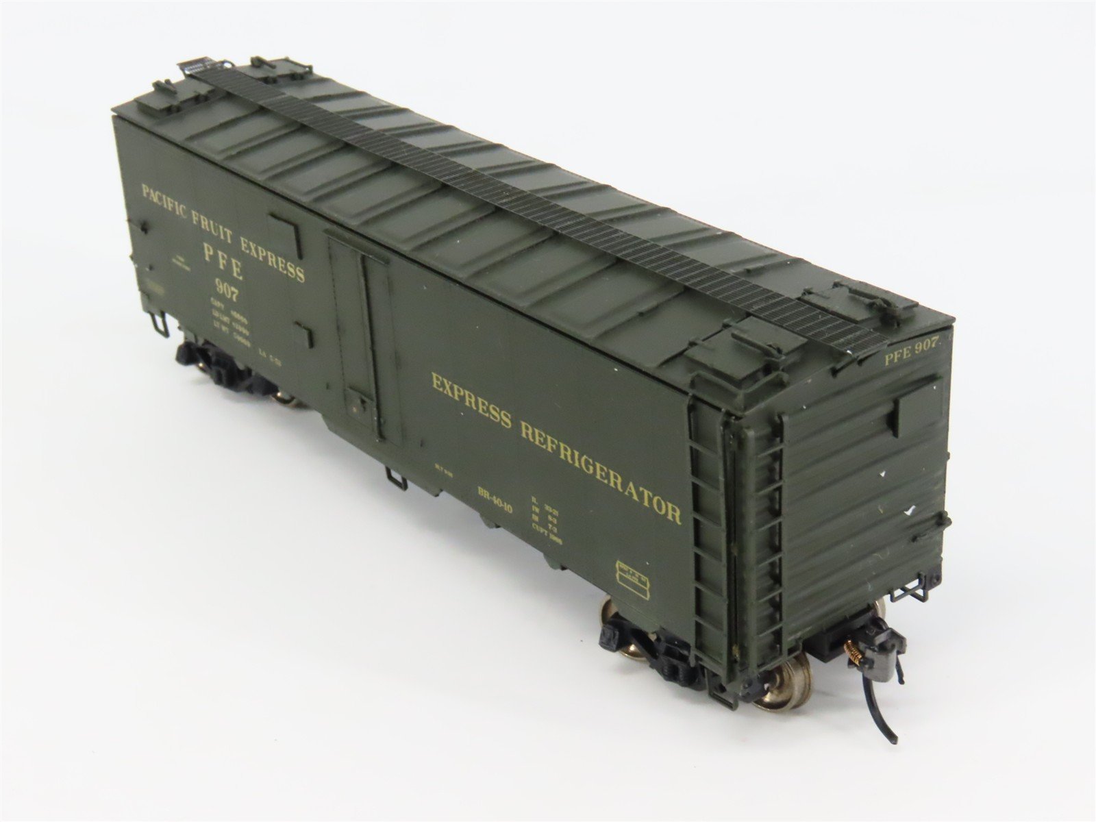 HO Scale InterMountain 46712P-02 PFE Pacific Fruit Express Reefer 907 RTR