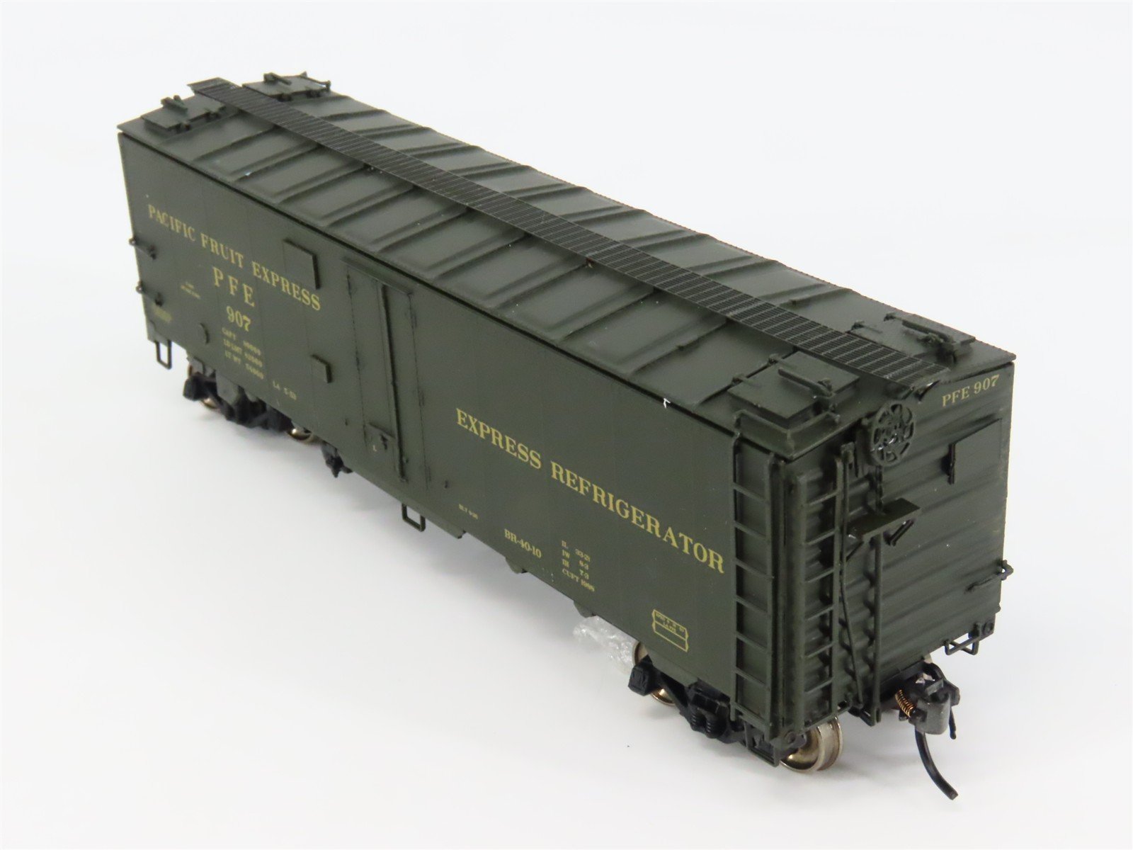 HO Scale InterMountain 46712P-02 PFE Pacific Fruit Express Reefer 907 RTR