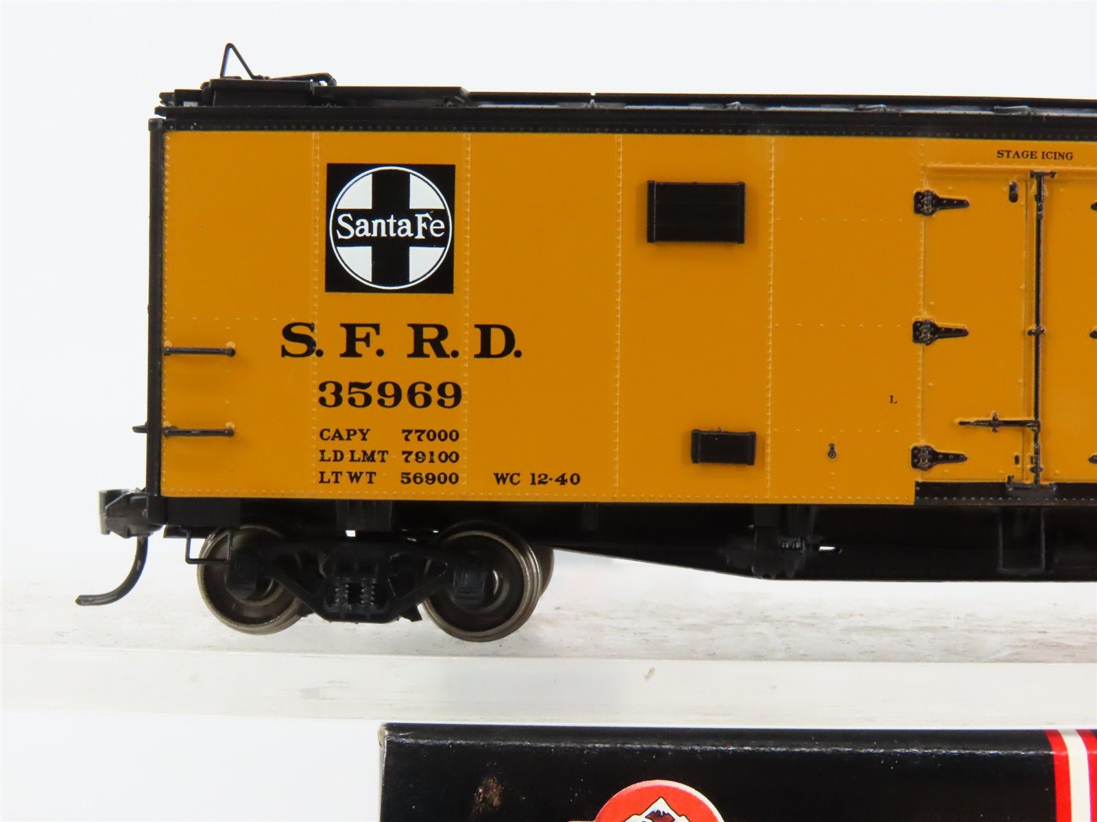 HO Scale InterMountain 46110-23 SFRD Santa Fe Reefer 35969 RTR