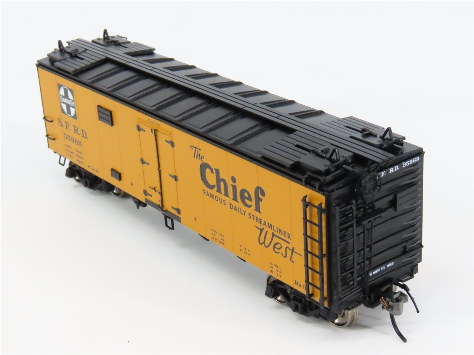 HO Scale InterMountain 46110-23 SFRD Santa Fe Reefer 35969 RTR