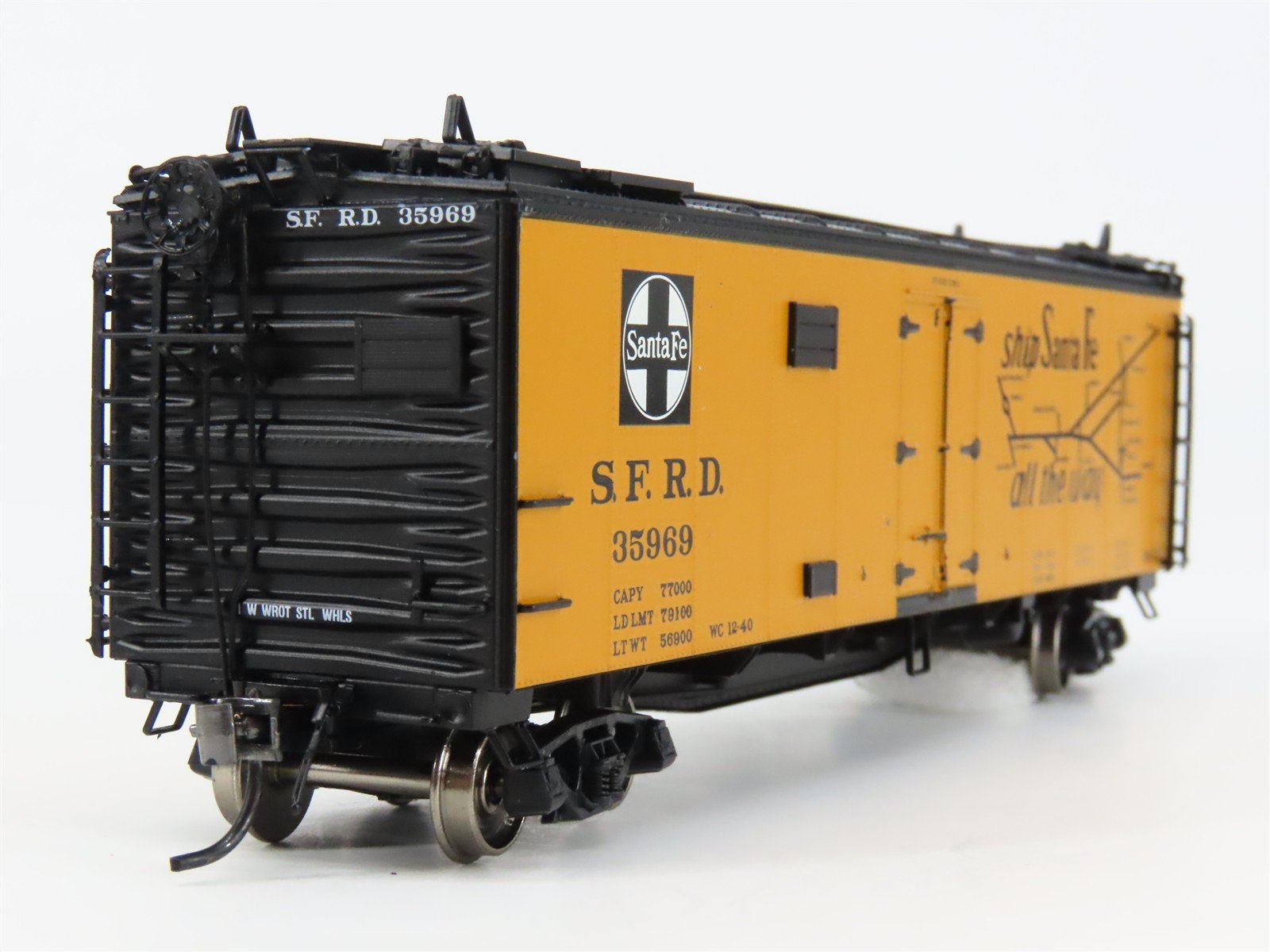 HO Scale InterMountain 46110-23 SFRD Santa Fe Reefer 35969 RTR