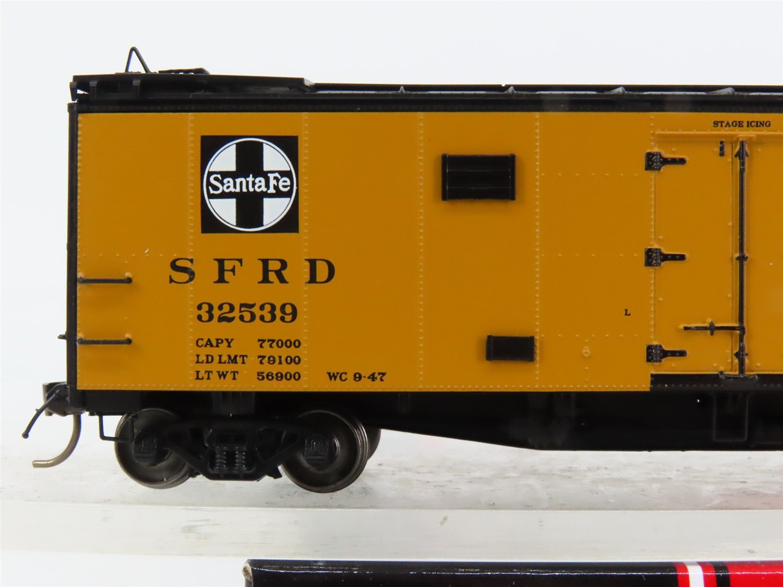 HO Scale InterMountain 46109-41 SFRD Santa Fe Reefer 32539 RTR