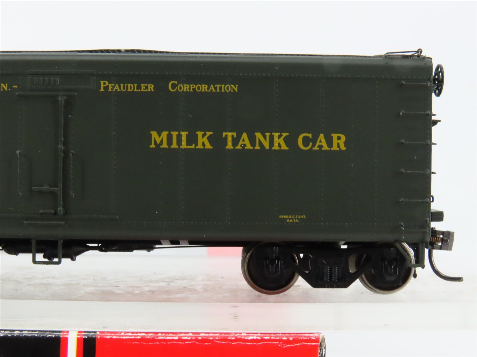 HO Scale InterMountain 48204-05 GPEX Sheffield Farms Box Car 988 RTR