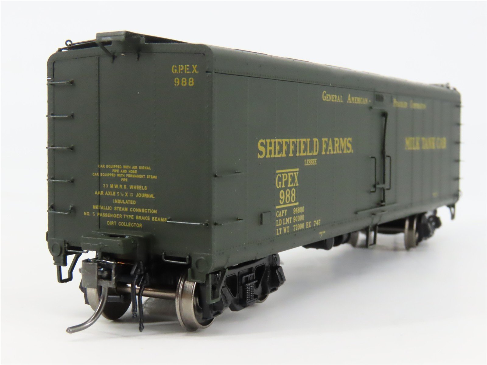 HO Scale InterMountain 48204-05 GPEX Sheffield Farms Box Car 988 RTR