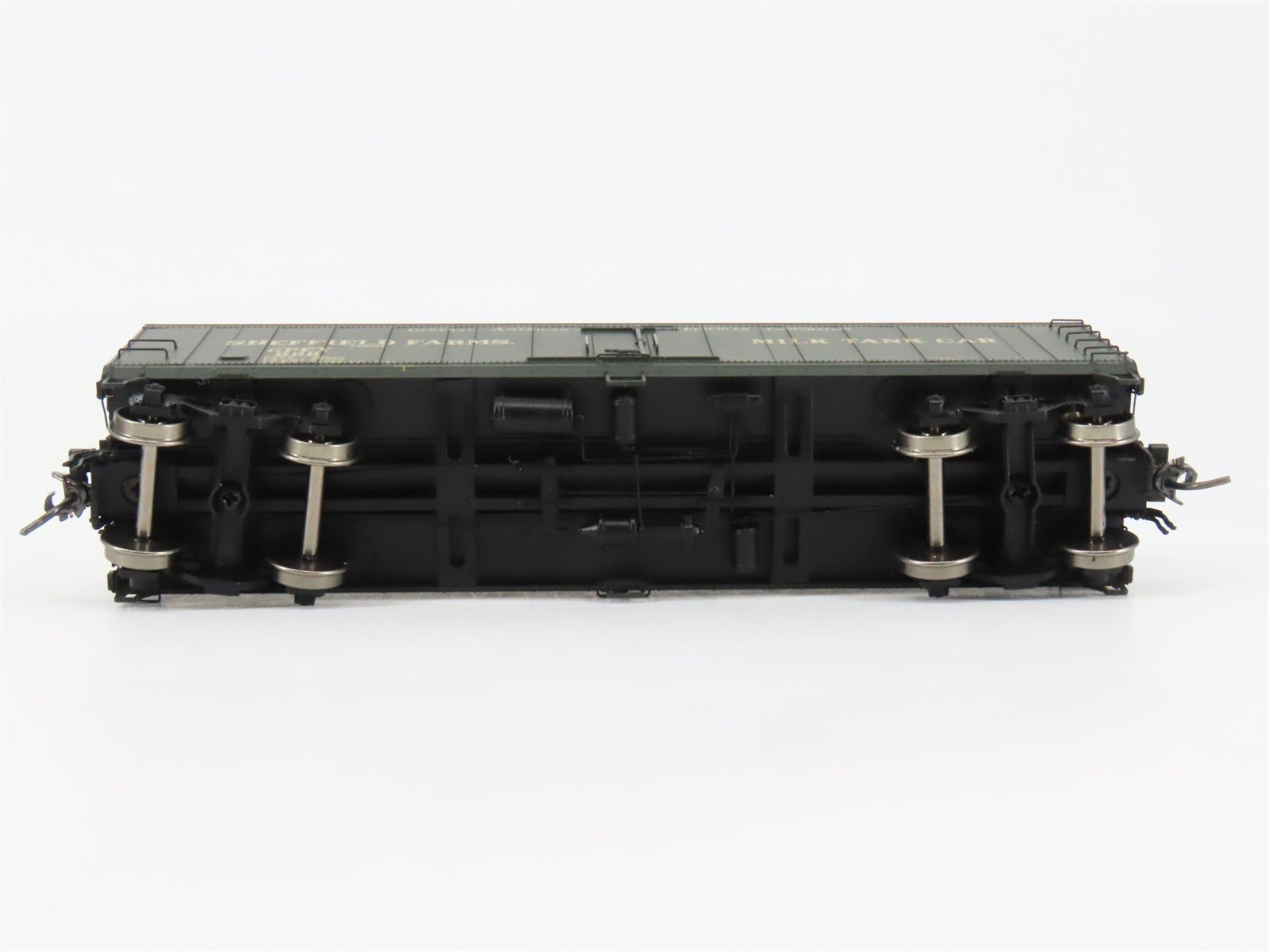 HO Scale InterMountain 48204-05 GPEX Sheffield Farms Box Car 988 RTR