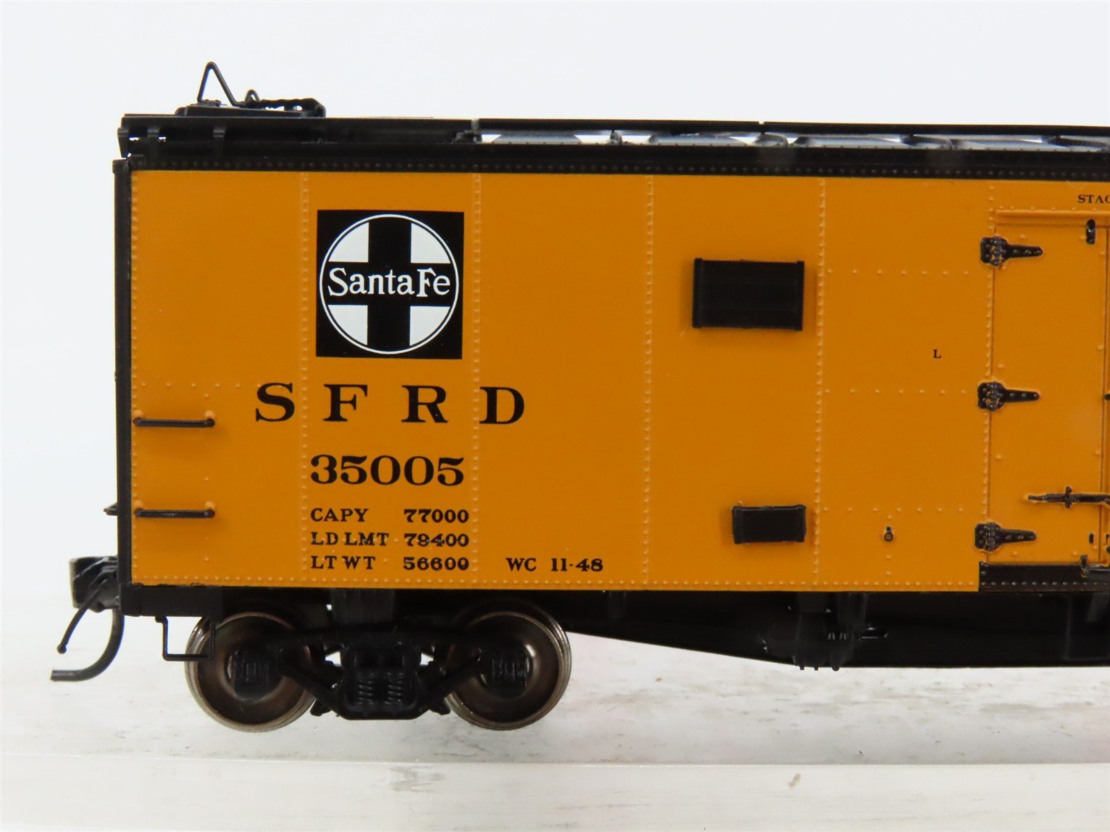 HO Scale InterMountain 46115-13 SFRD Santa Fe Reefer 35005 RTR