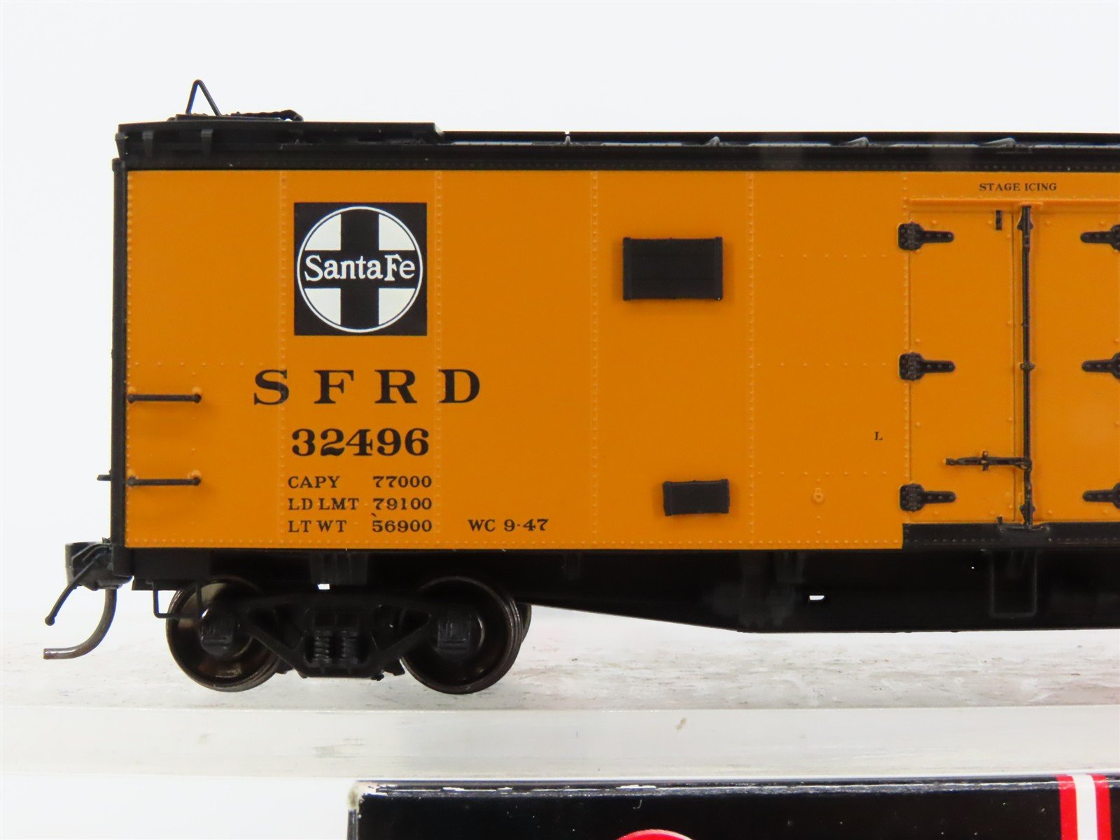 HO Scale InterMountain 46109-34 SFRD Santa Fe Reefer 32496 RTR