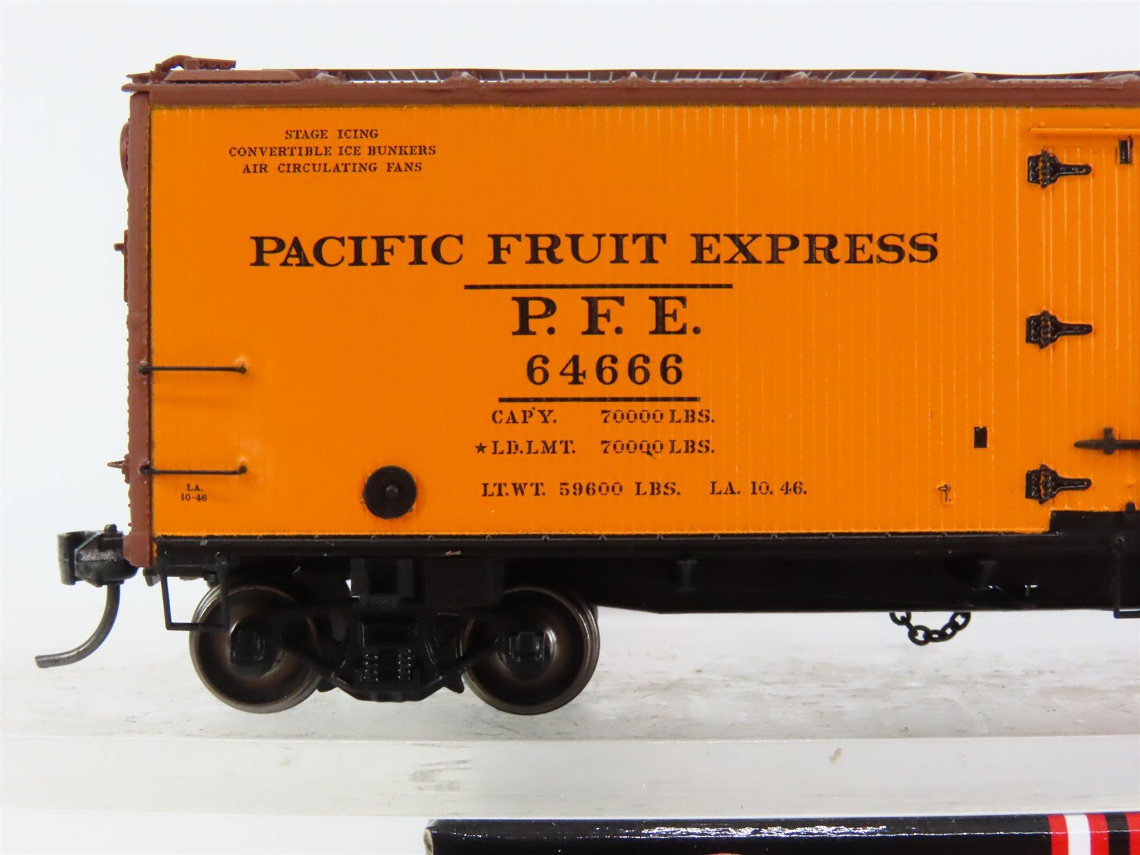 HO Scale InterMountain 47416-16 PFE Pacific Fruit Express Reefer 64666 RTR