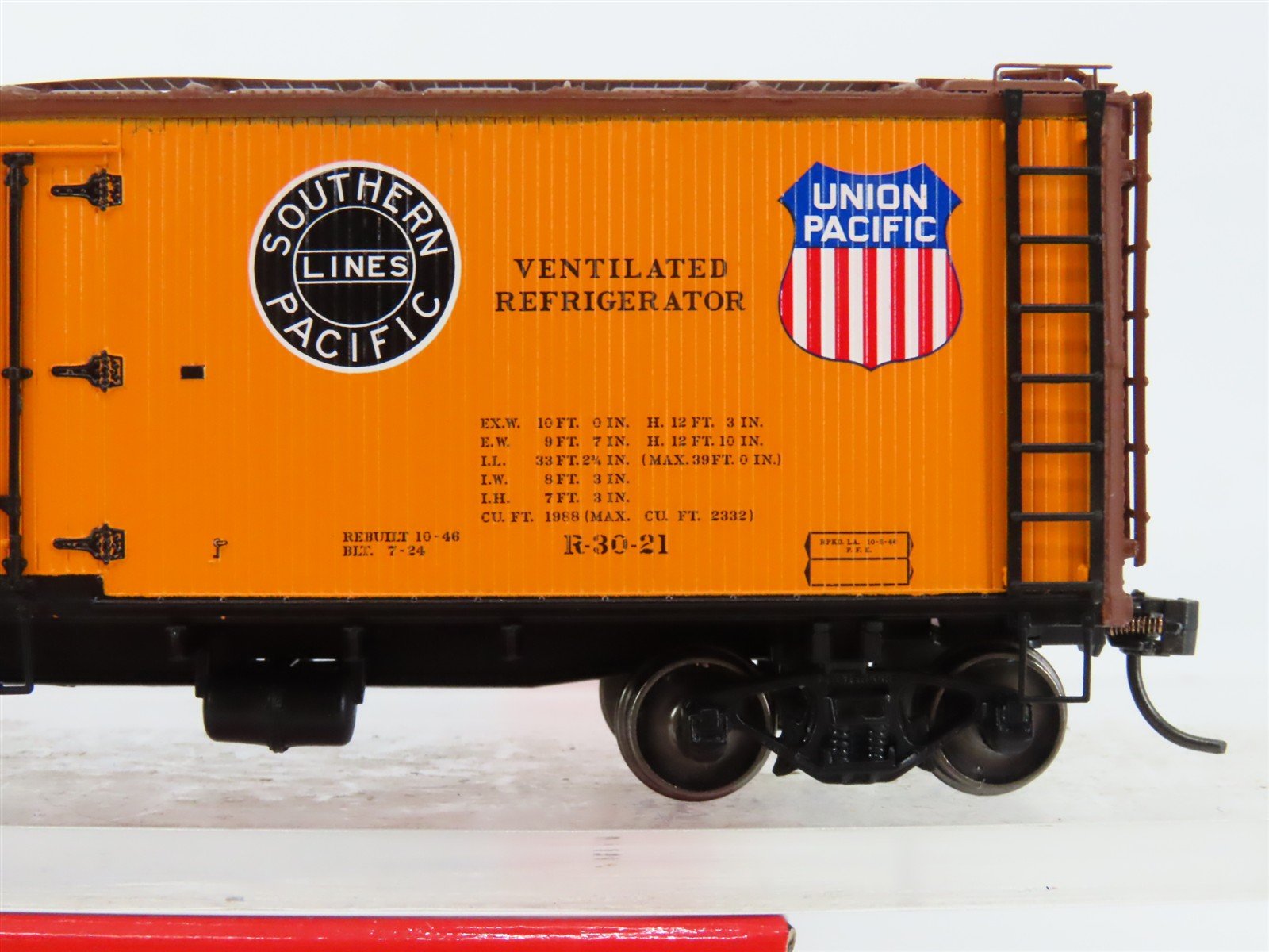 HO Scale InterMountain 47416-16 PFE Pacific Fruit Express Reefer 64666 RTR
