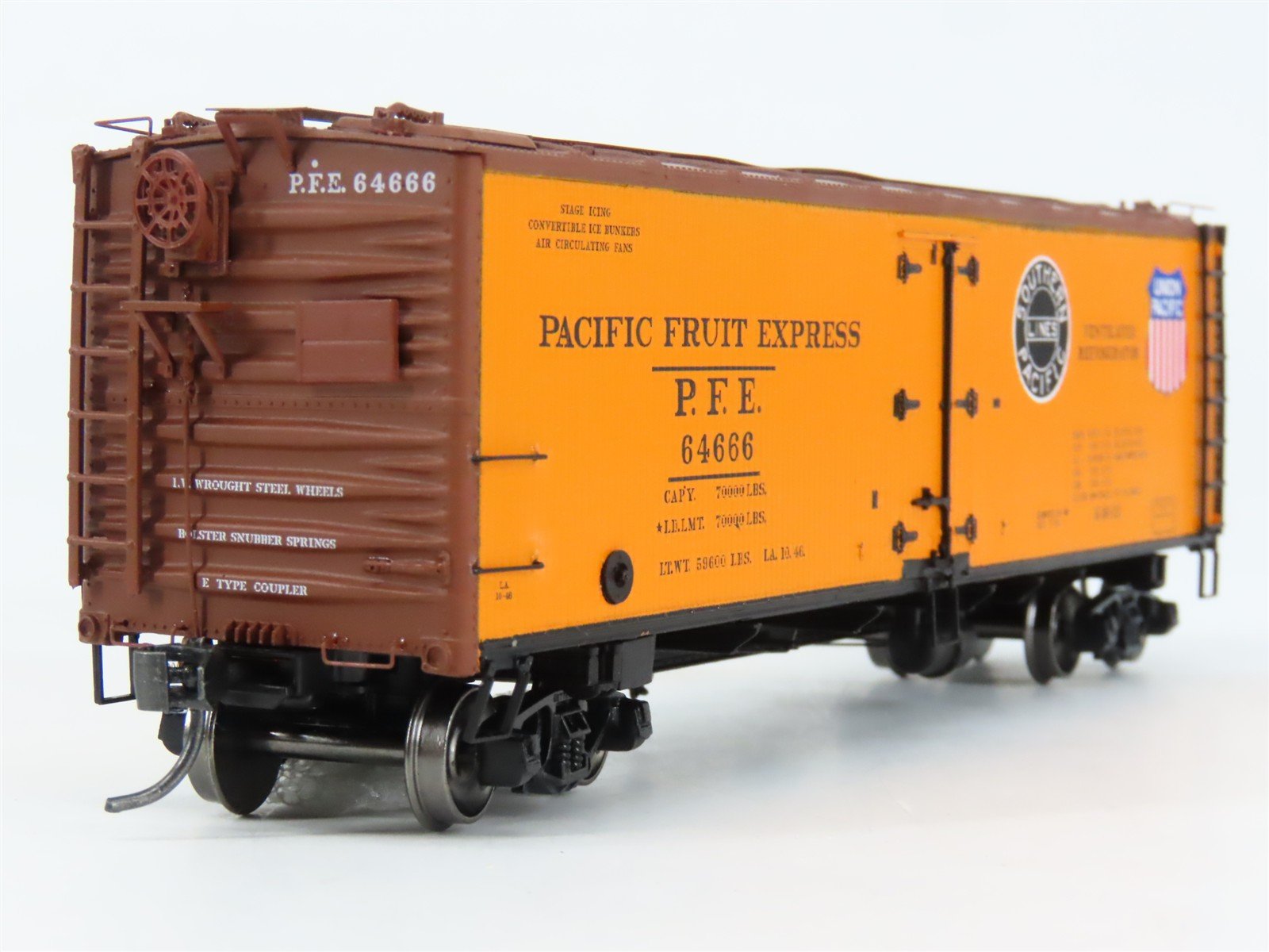 HO Scale InterMountain 47416-16 PFE Pacific Fruit Express Reefer 64666 RTR