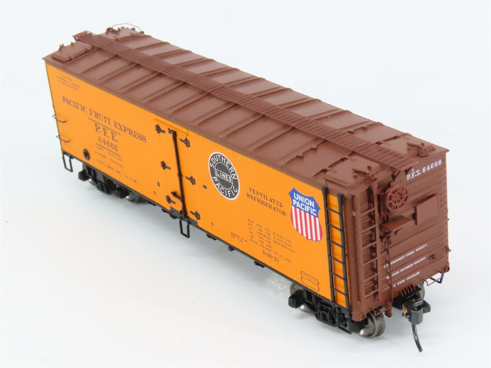 HO Scale InterMountain 47416-16 PFE Pacific Fruit Express Reefer 64666 RTR