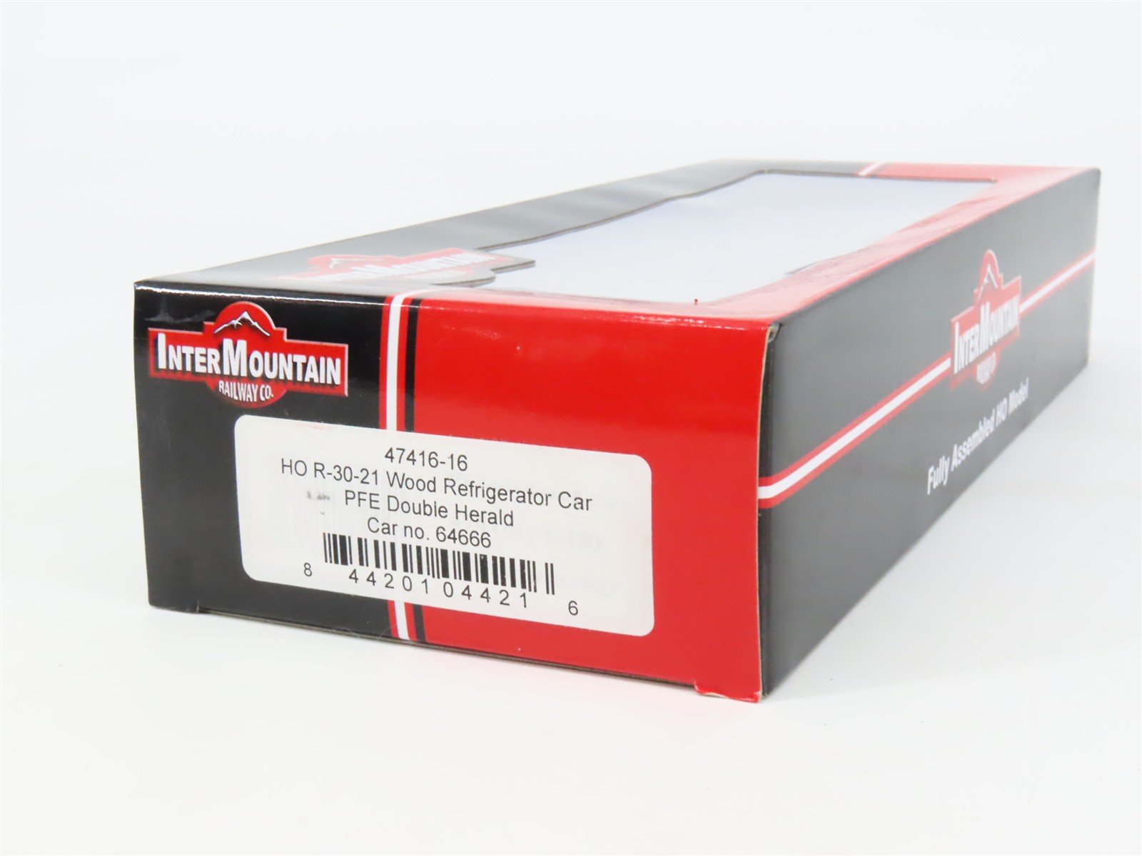 HO Scale InterMountain 47416-16 PFE Pacific Fruit Express Reefer 64666 RTR