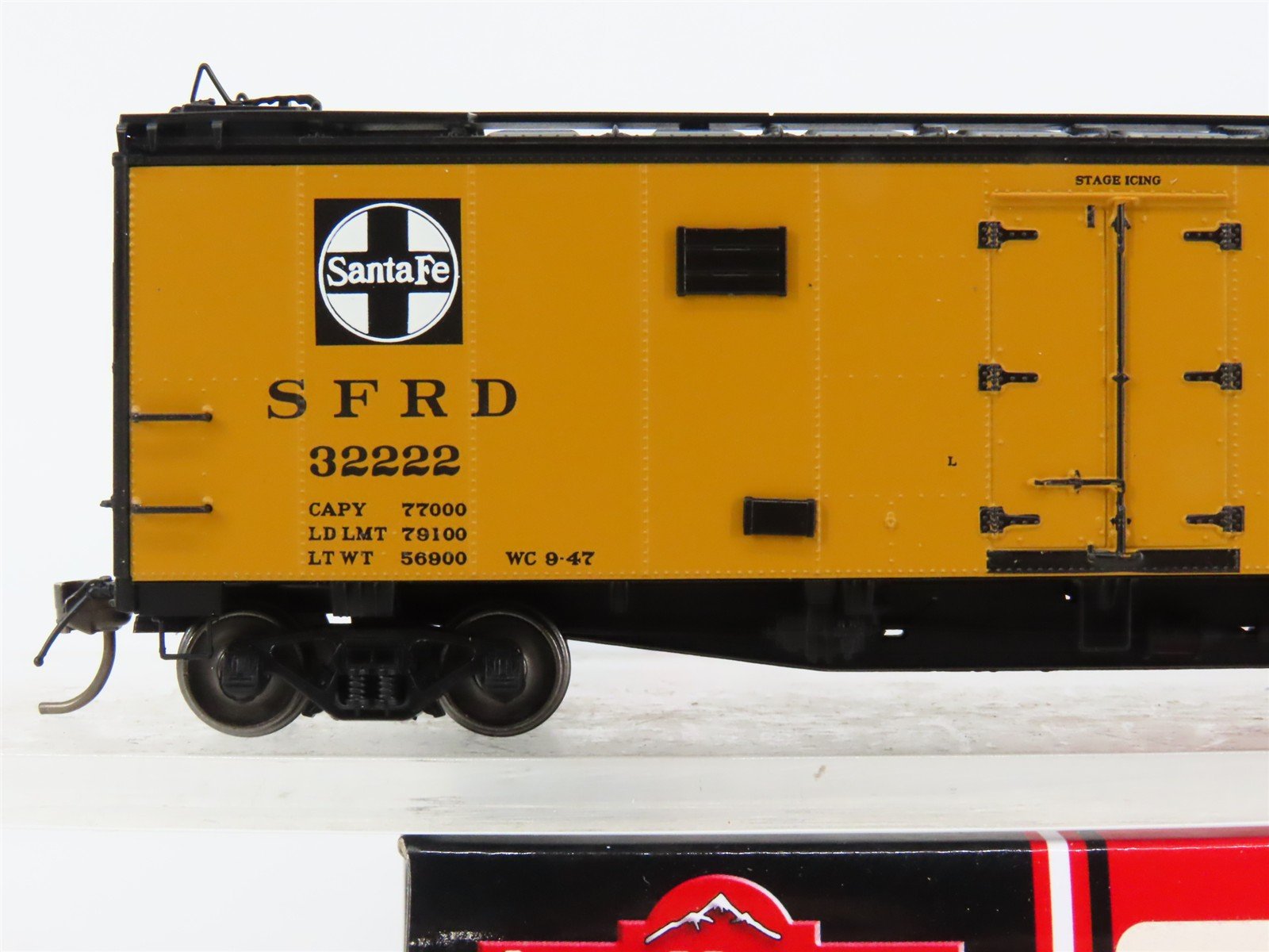 HO Scale InterMountain 46109-39 SFRD Santa Fe Reefer 32222 RTR