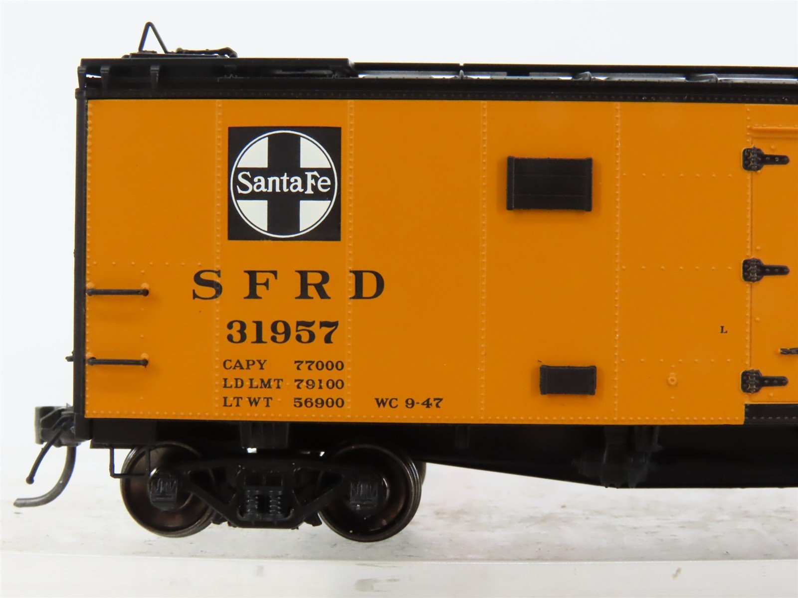 HO Scale InterMountain 46109-32 SFRD Santa Fe Reefer 31957 RTR