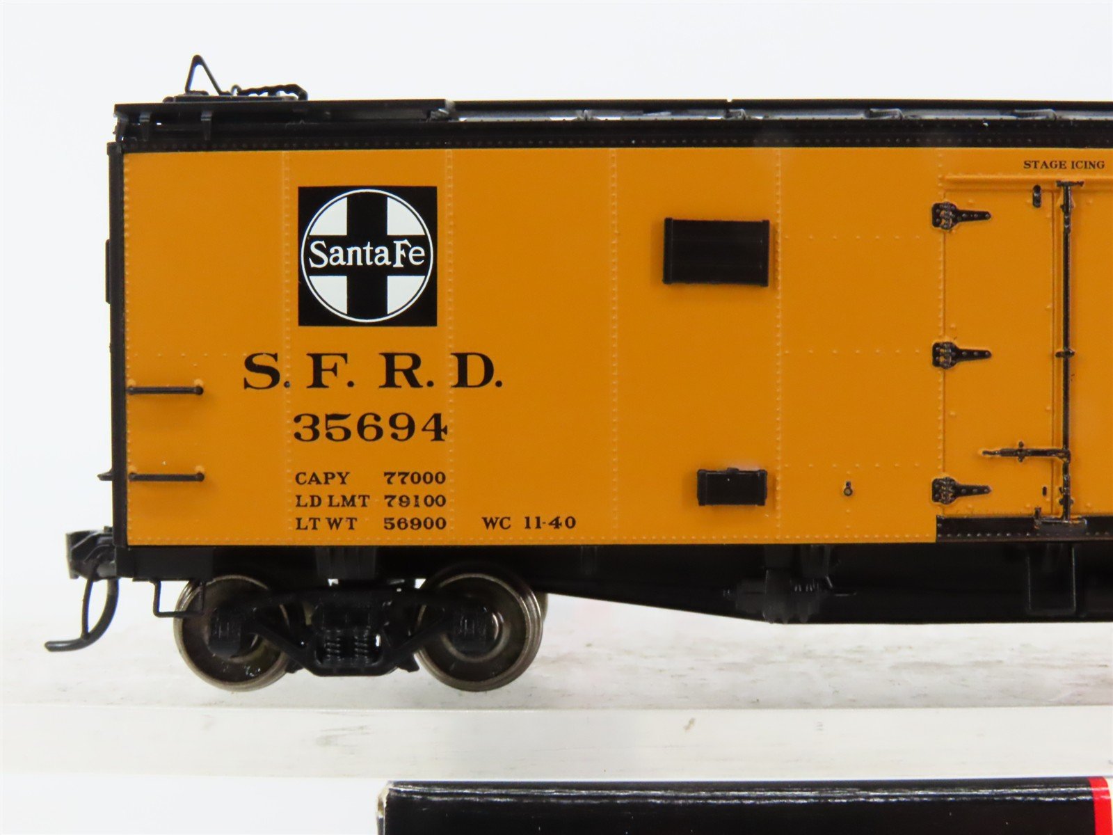 HO Scale InterMountain 46118-12 SFRD Santa Fe Reefer 35694 RTR