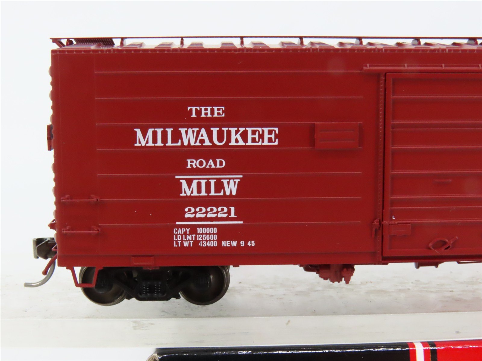 HO Scale InterMountain 48503-13 MILW Milwaukee Road 40' Box Car 22221 RTR