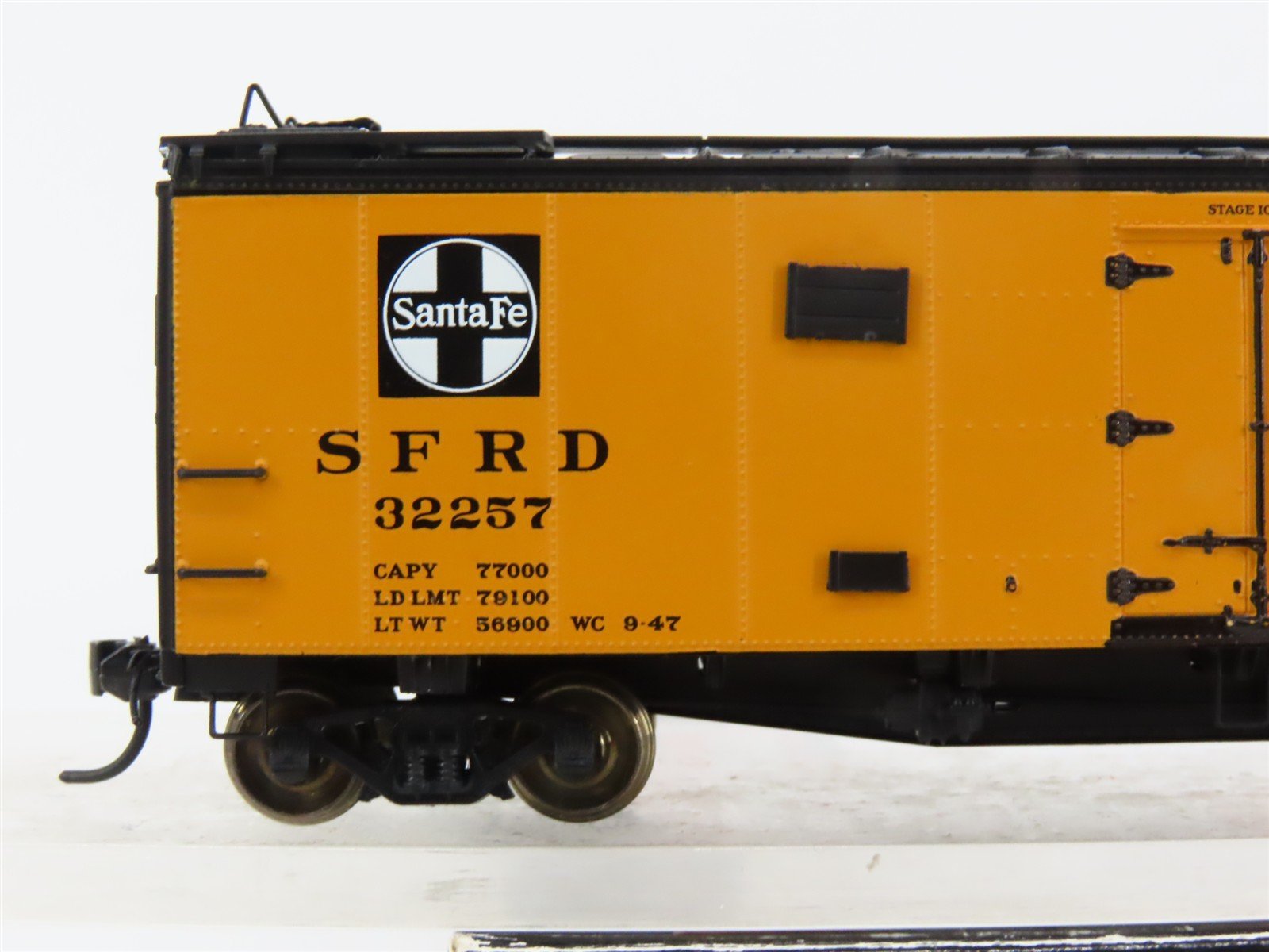 HO Scale InterMountain 46109-21 SFRD Santa Fe Reefer 32257 RTR