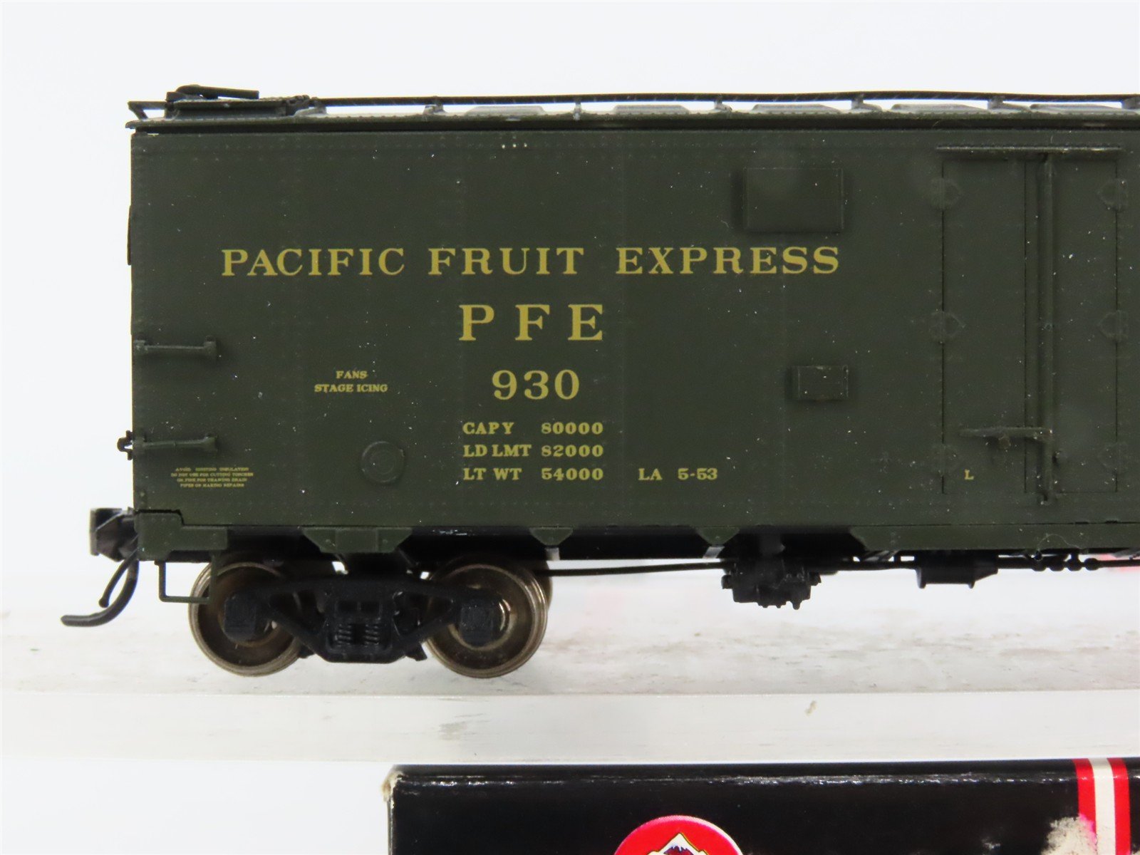 HO Scale InterMountain 46712P-05 PFE Pacific Fruit Express 40' Reefer 930 RTR