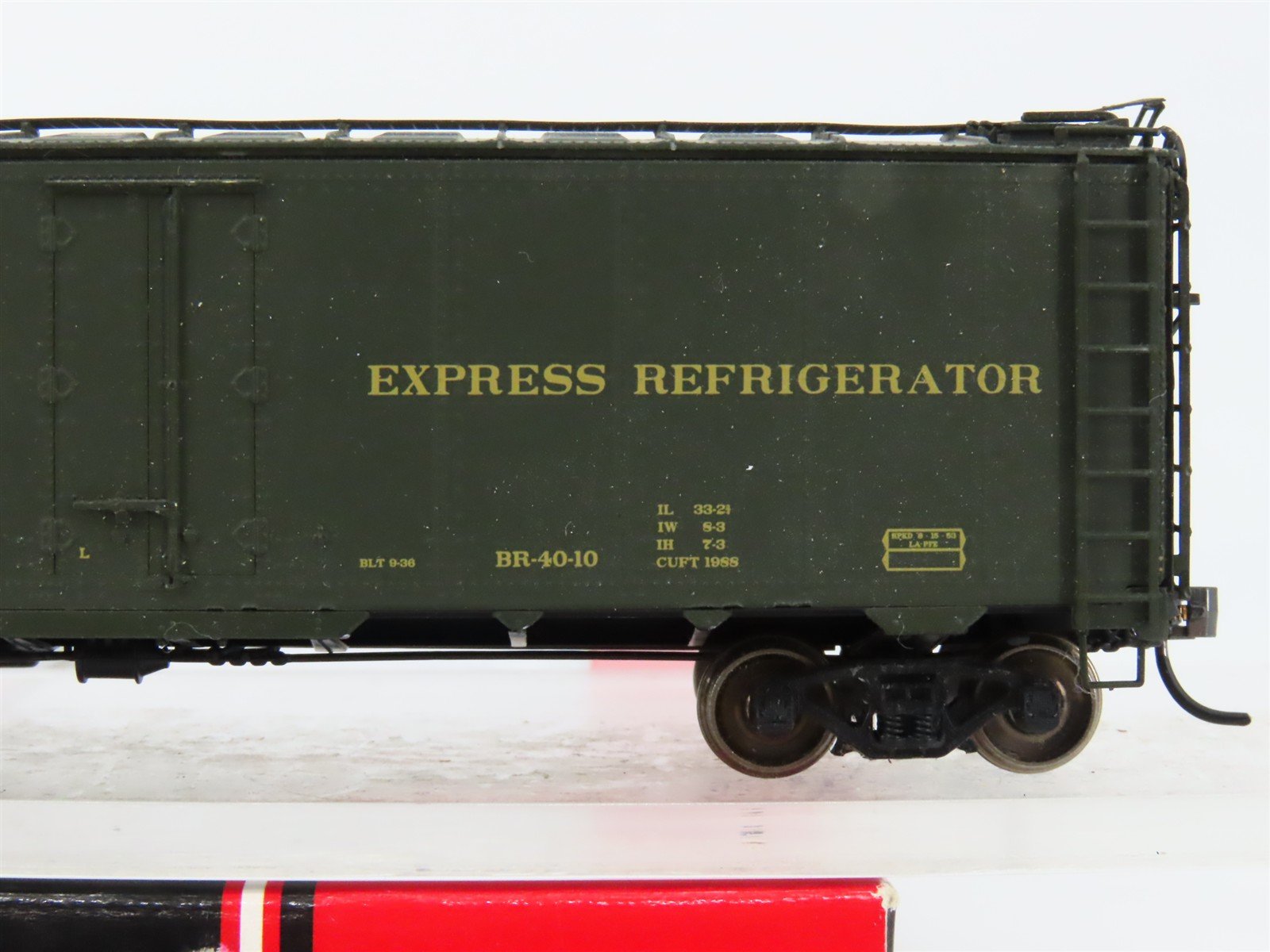 HO Scale InterMountain 46712P-05 PFE Pacific Fruit Express 40' Reefer 930 RTR