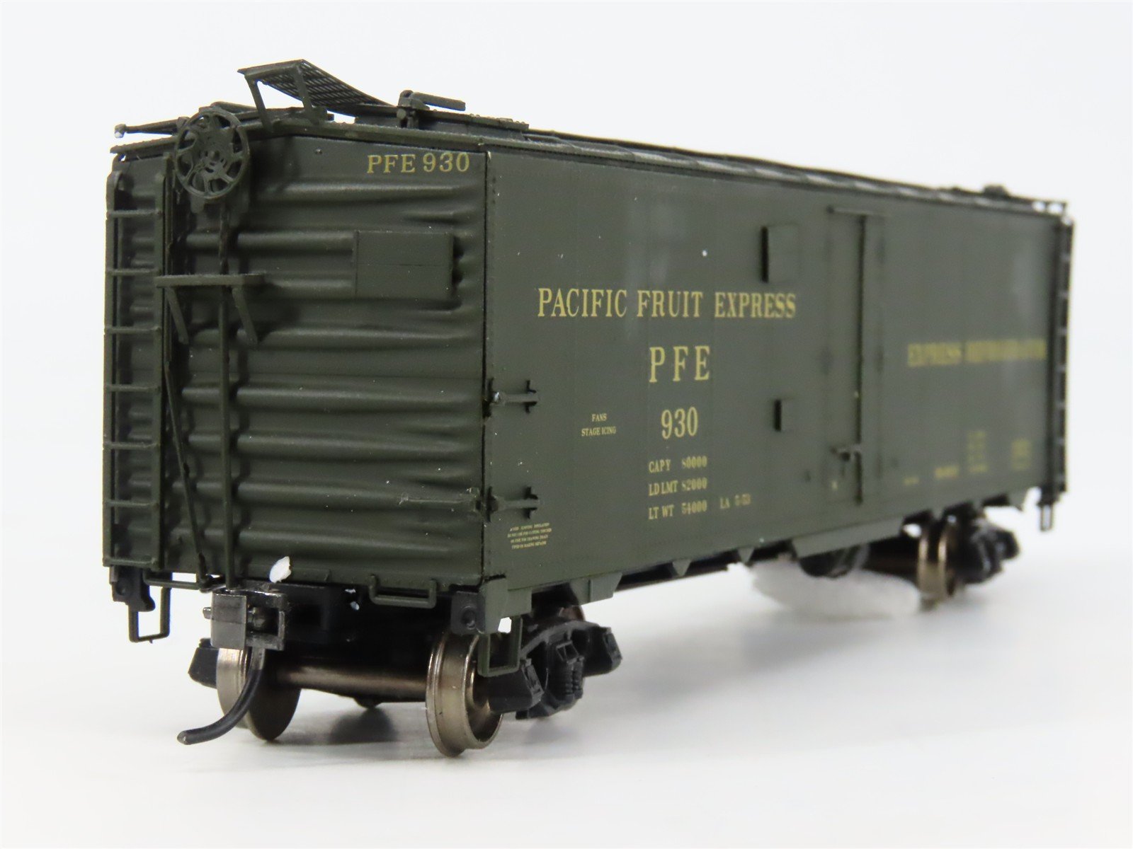 HO Scale InterMountain 46712P-05 PFE Pacific Fruit Express 40' Reefer 930 RTR