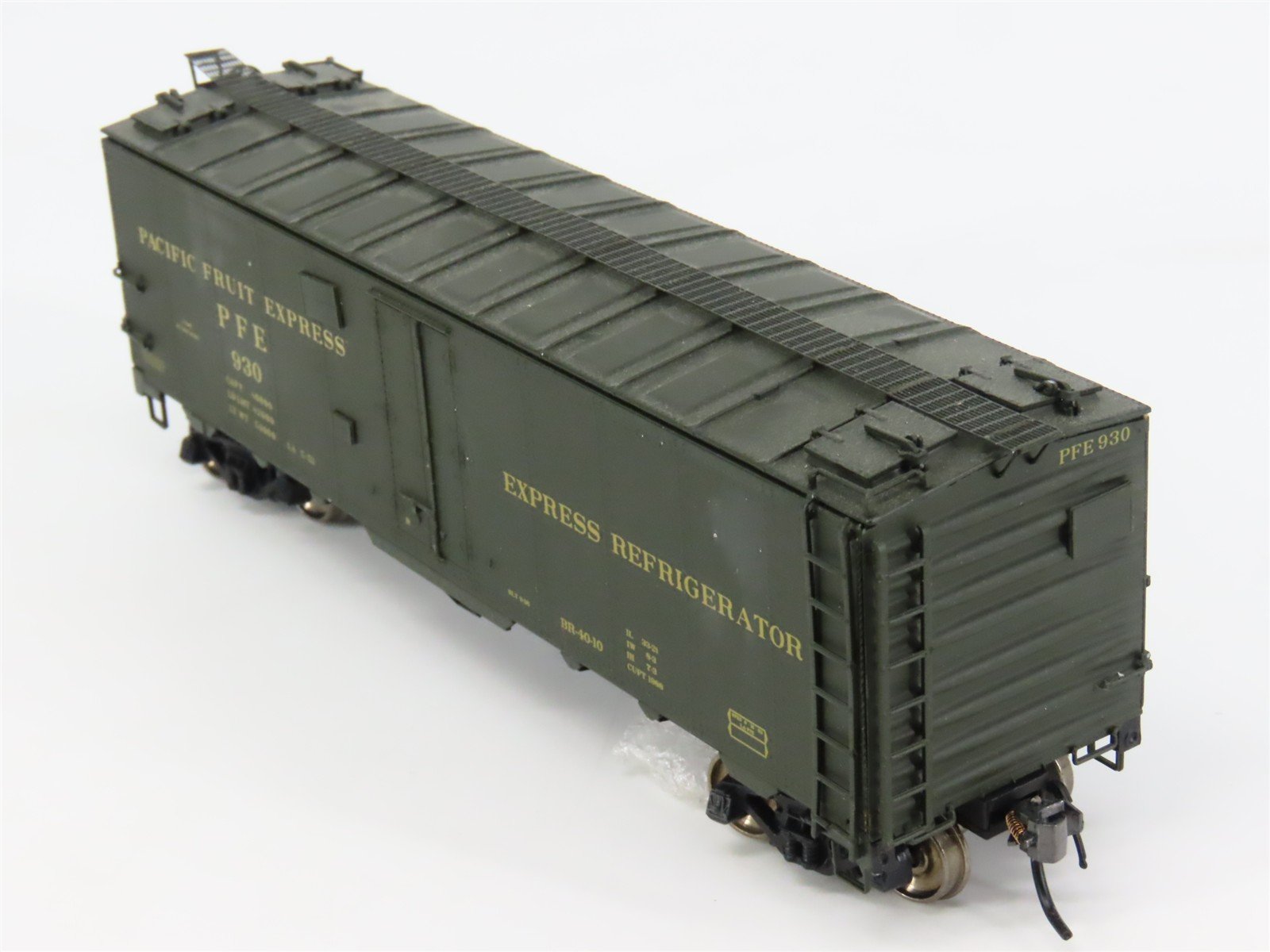 HO Scale InterMountain 46712P-05 PFE Pacific Fruit Express 40' Reefer 930 RTR