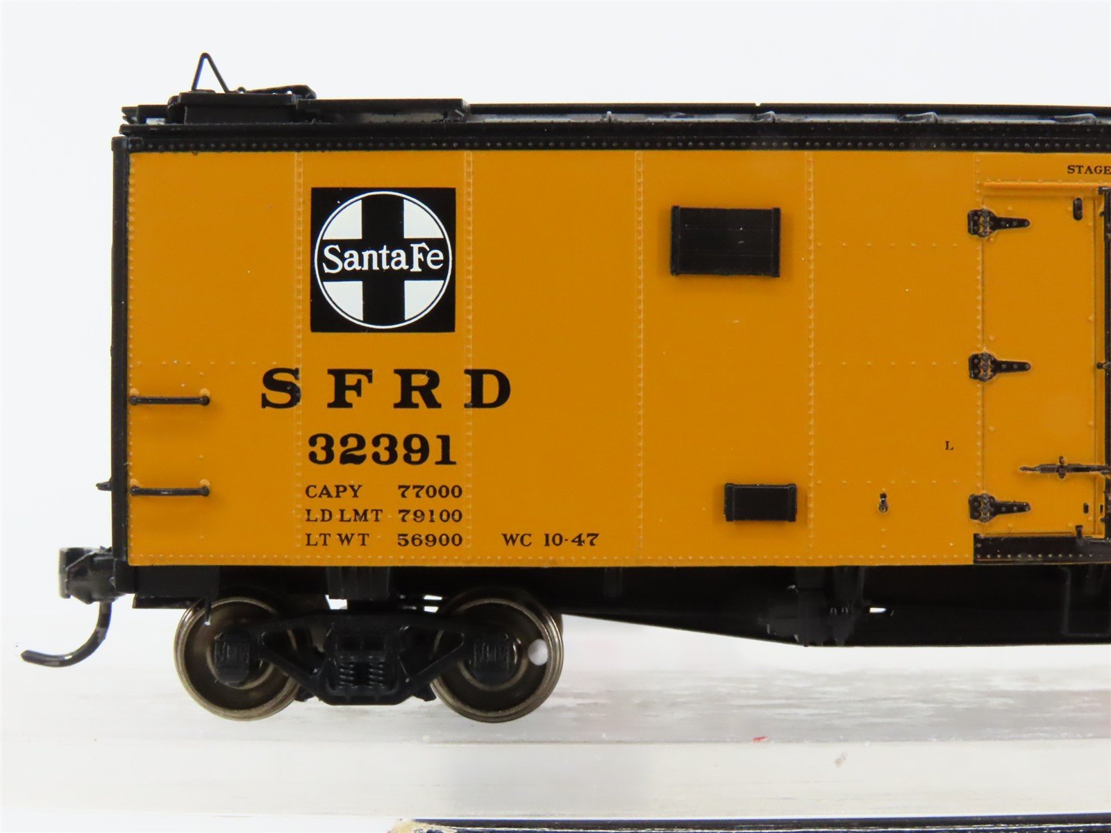HO Scale InterMountain 46107-28 SFRD Santa Fe Reefer 32391 RTR