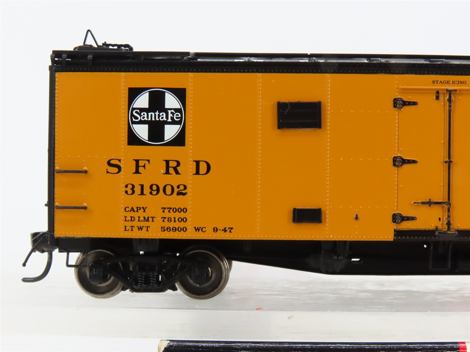 HO Scale InterMountain 46109-26 SFRD Santa Fe Reefer 31902 RTR