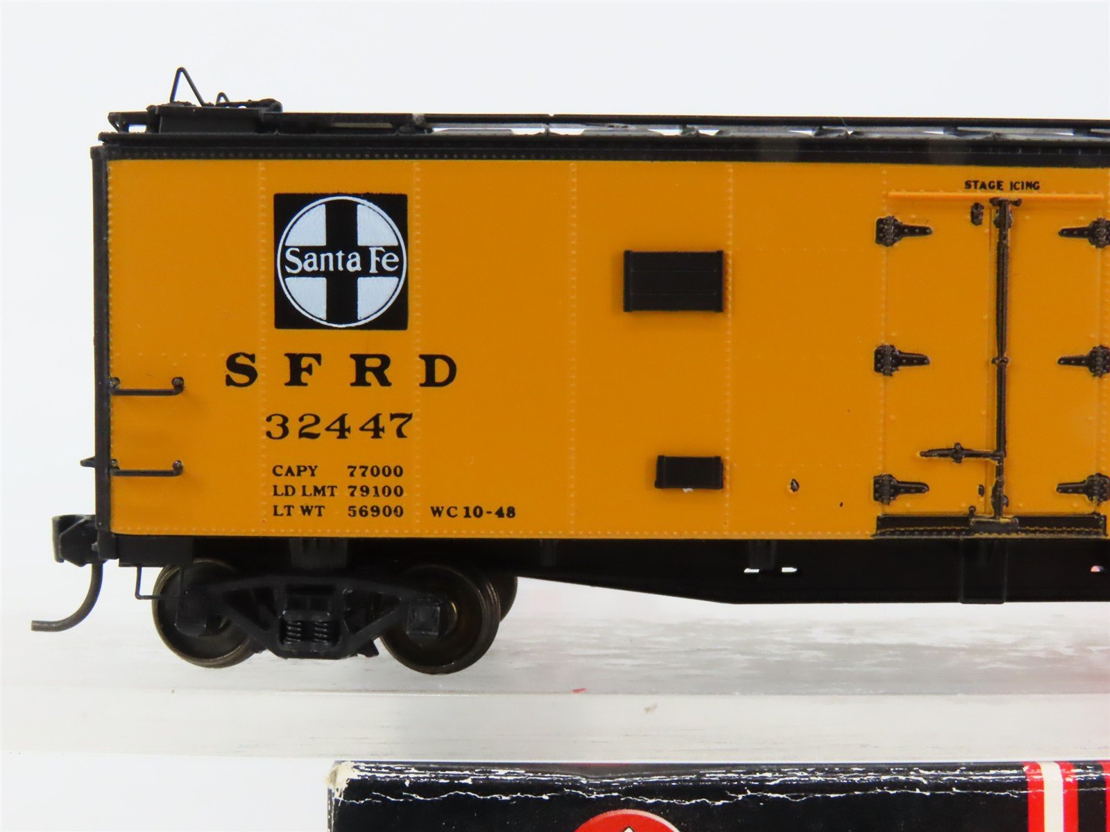 HO Scale InterMountain 46105-27 SFRD Santa Fe Reefer 32447 RTR