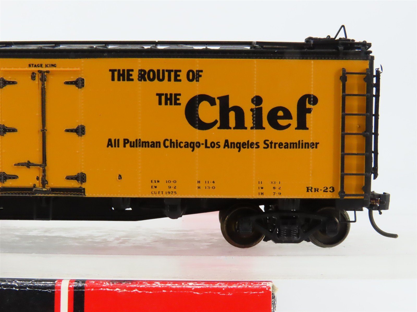 HO Scale InterMountain 46105-27 SFRD Santa Fe Reefer 32447 RTR