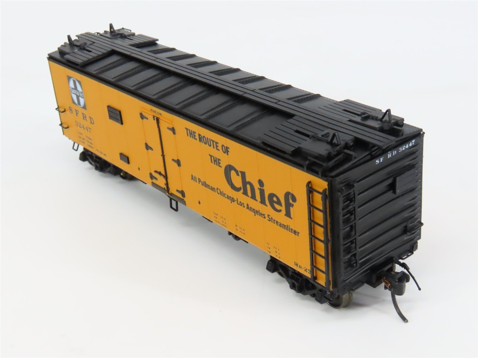 HO Scale InterMountain 46105-27 SFRD Santa Fe Reefer 32447 RTR