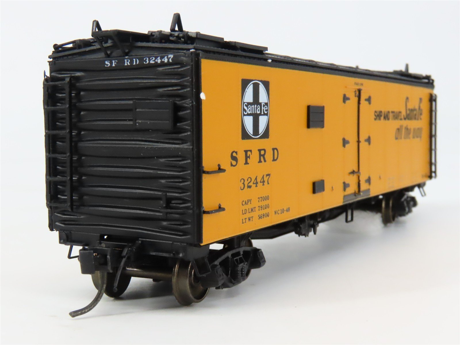 HO Scale InterMountain 46105-27 SFRD Santa Fe Reefer 32447 RTR