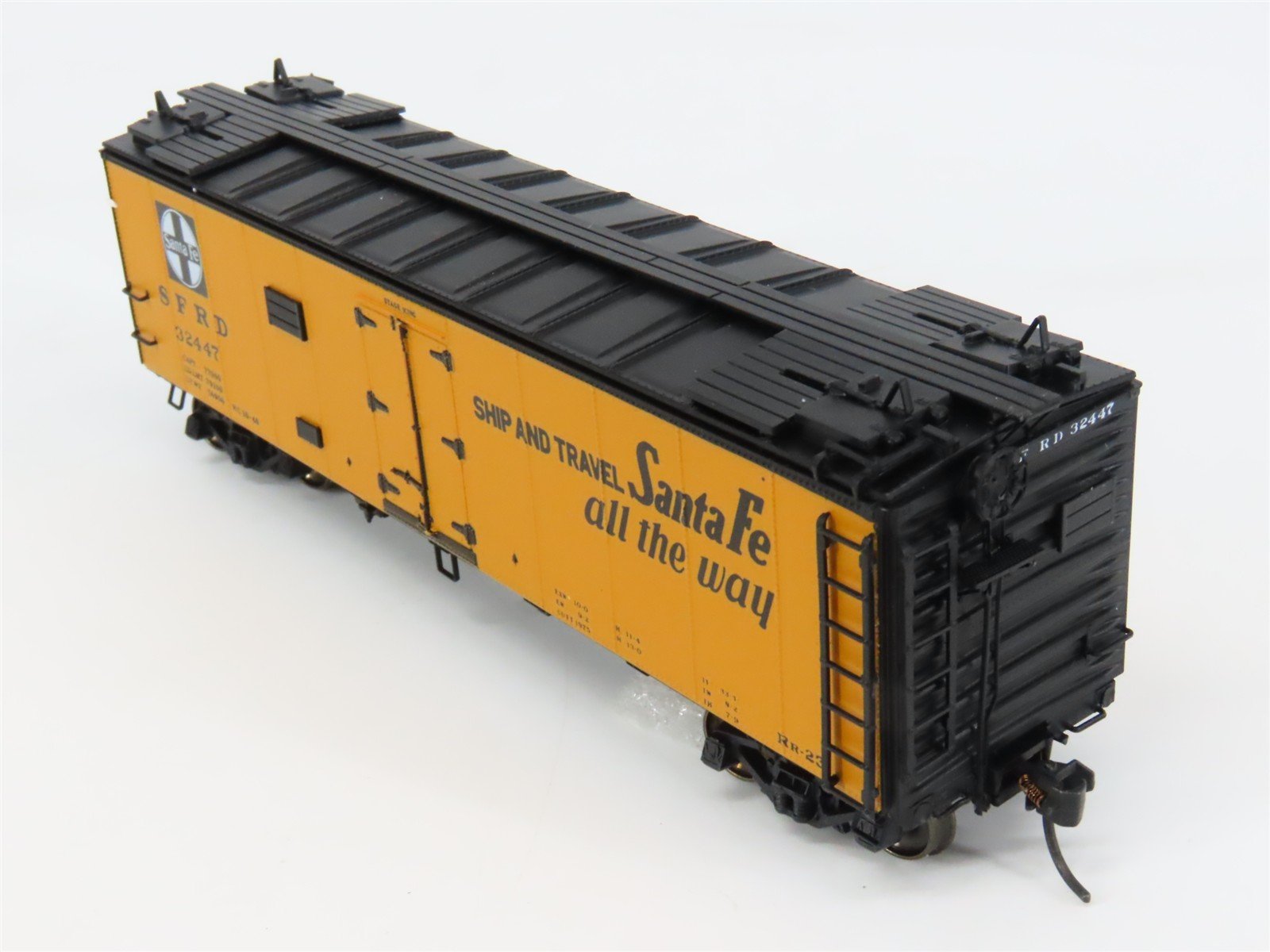 HO Scale InterMountain 46105-27 SFRD Santa Fe Reefer 32447 RTR