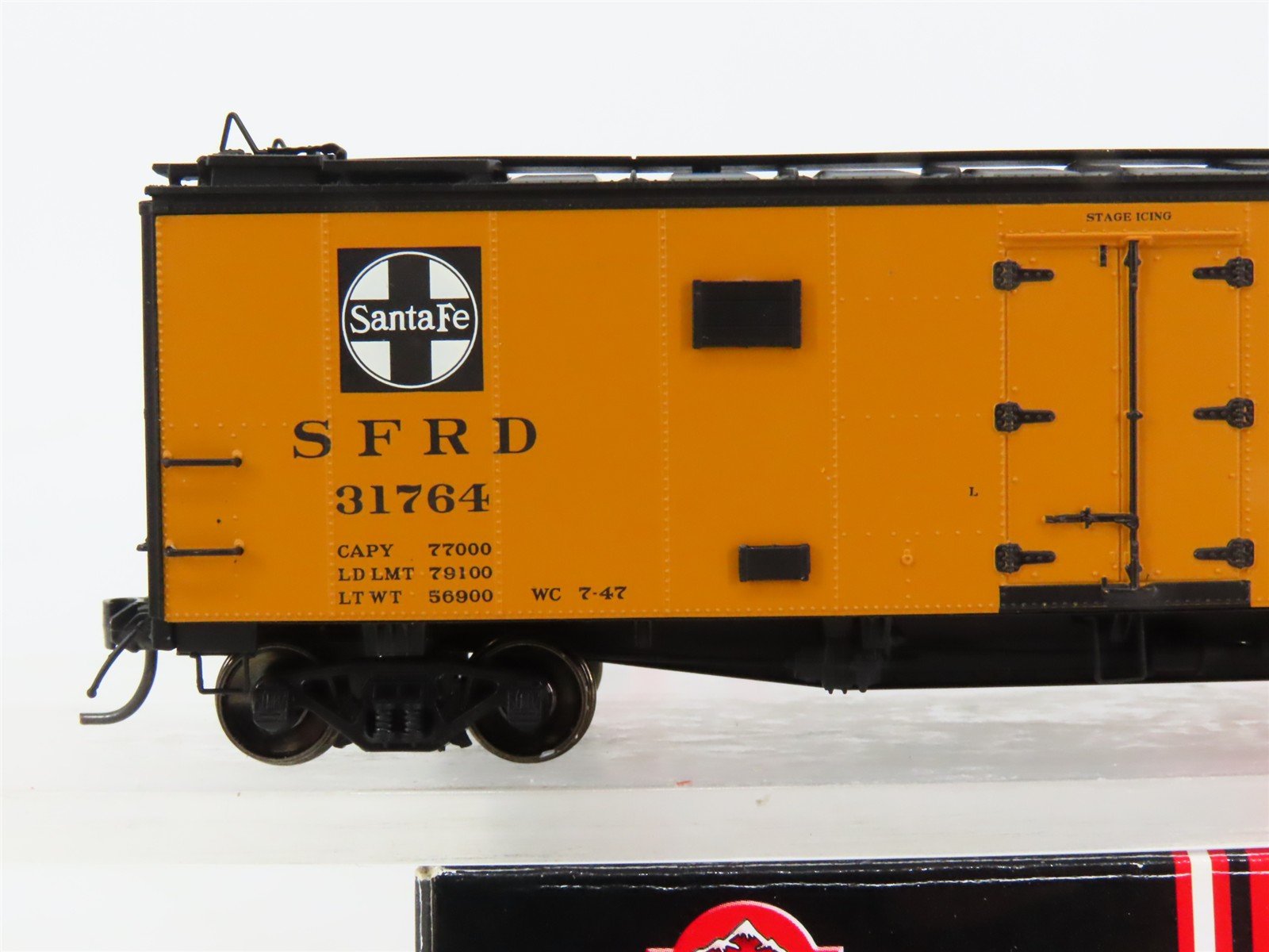 HO Scale InterMountain 46108-19 SFRD Santa Fe Reefer 31764 RTR