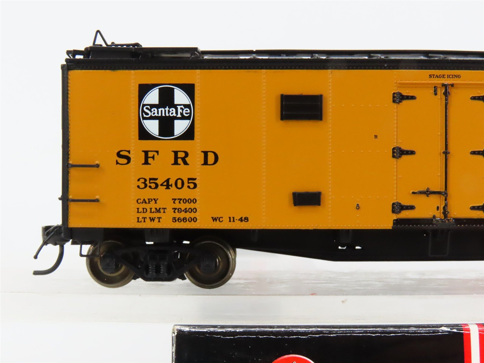 HO Scale InterMountain 46115-12 SFRD Santa Fe Reefer 35405 RTR